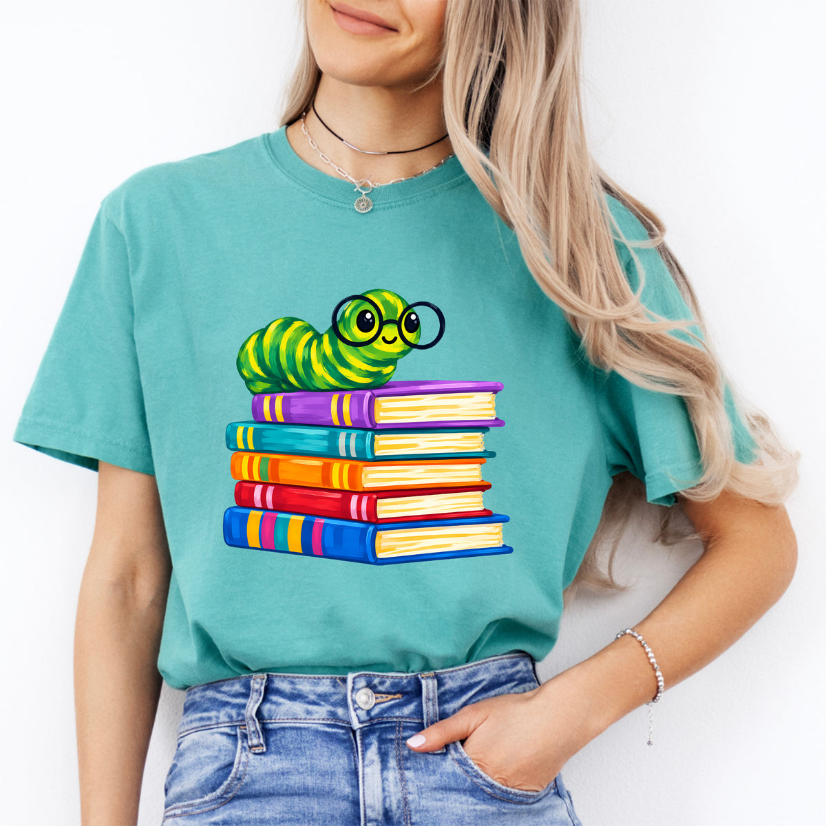 Oruga ratón de biblioteca caprichosa sobre una pila de libros, top gráfico