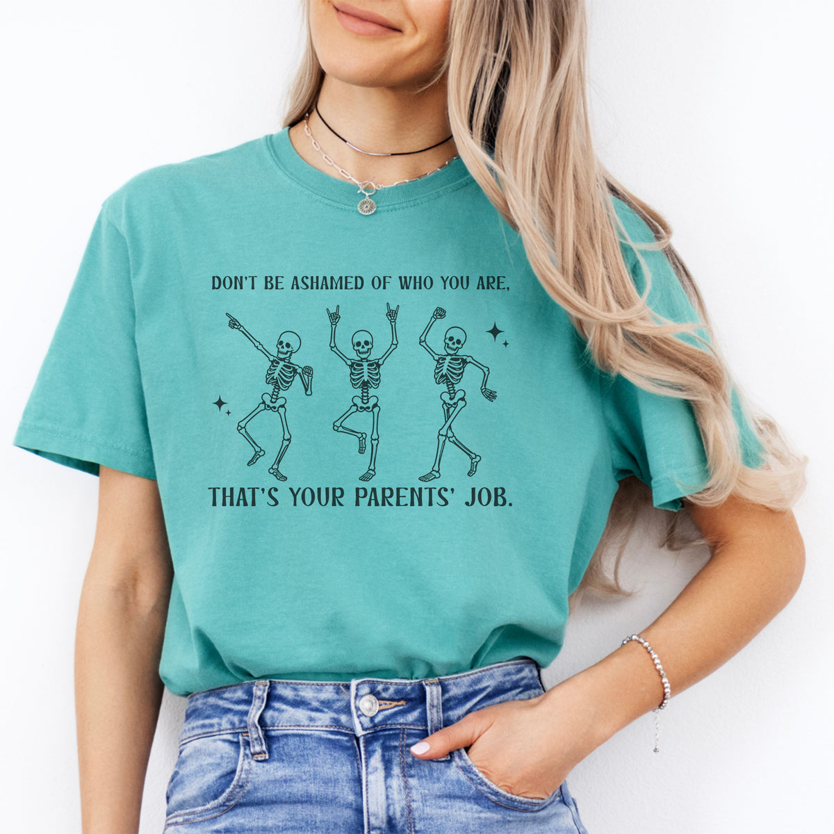 „Schäm dich nicht dafür, wer du bist, das ist der Job deiner Eltern.“ – T-Shirt mit relatablem schwarzem Humor und Grafik
