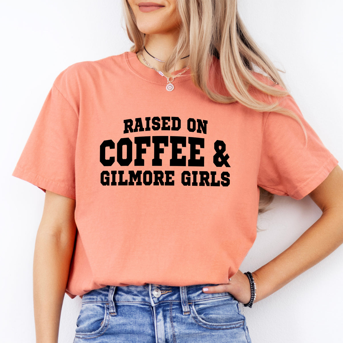 „Mit Kaffee und Gilmore Girls groß geworden“ – Retro-T-Shirt mit Popkulturmotiv und Rundhalsausschnitt