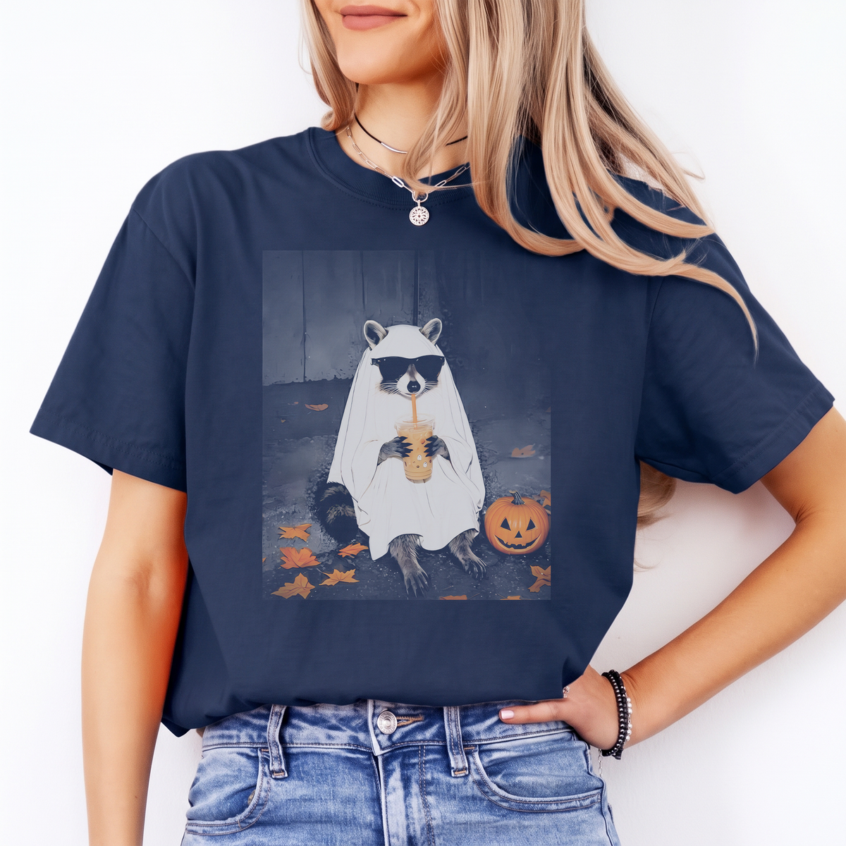T-Shirt „Geist-Waschbär trinkt Eiskaffee“