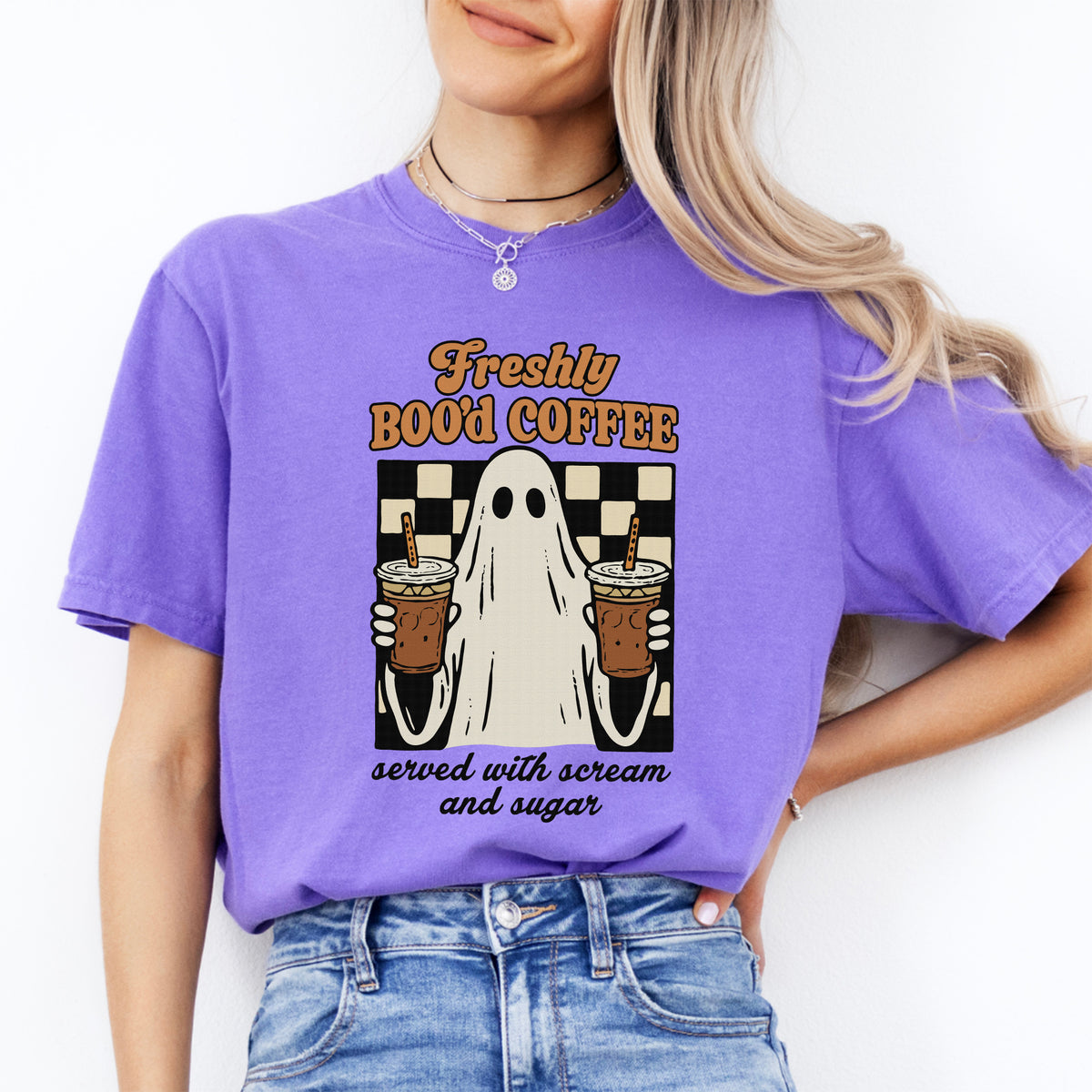 „Freshly Boo'd Coffee“ – Grafik-T-Shirt mit Eiskaffee-Motiv für die Gruselsaison