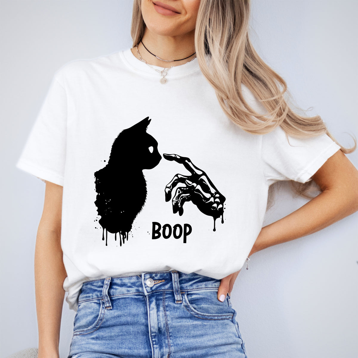 "Boop" Halloween-Grafiktop mit Skelett-Hand und Katze – Gruseliges Kätzchen-Shirt