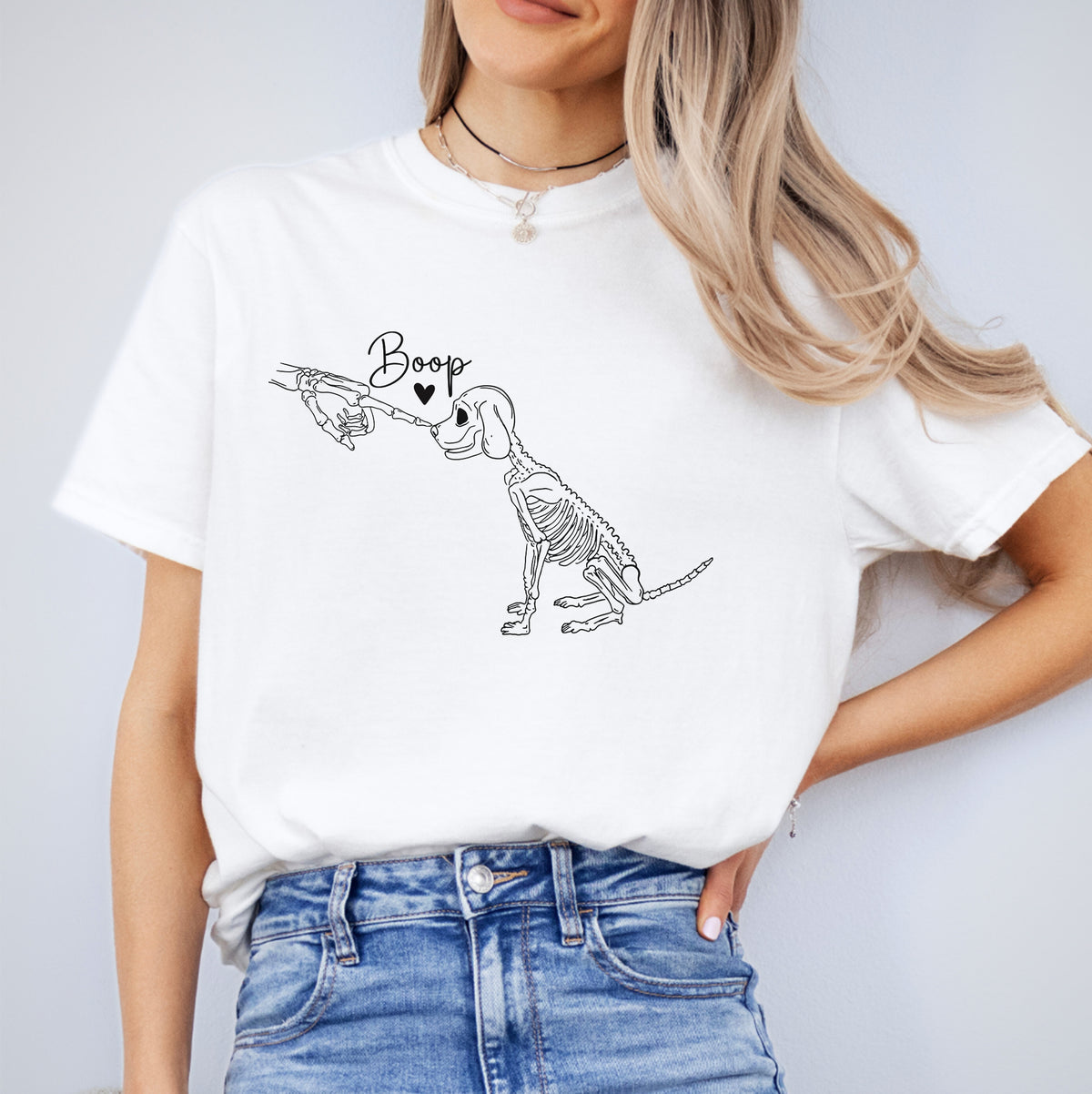 T-shirt « Toucher le nez du chien squelette »