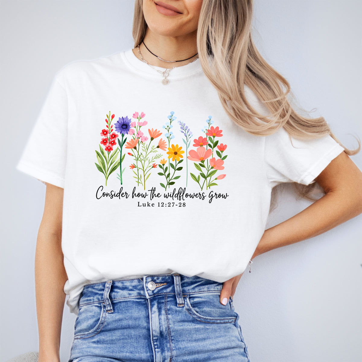 Camiseta con versículo bíblico «Consideren cómo crecen las flores silvestres»