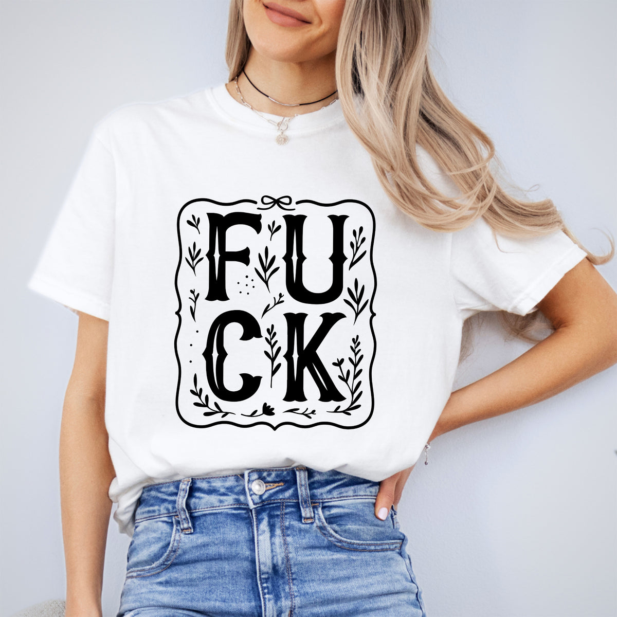 Vintage-Oberteil mit floraler Umrahmung und sarkastischem Print – „FUCK“