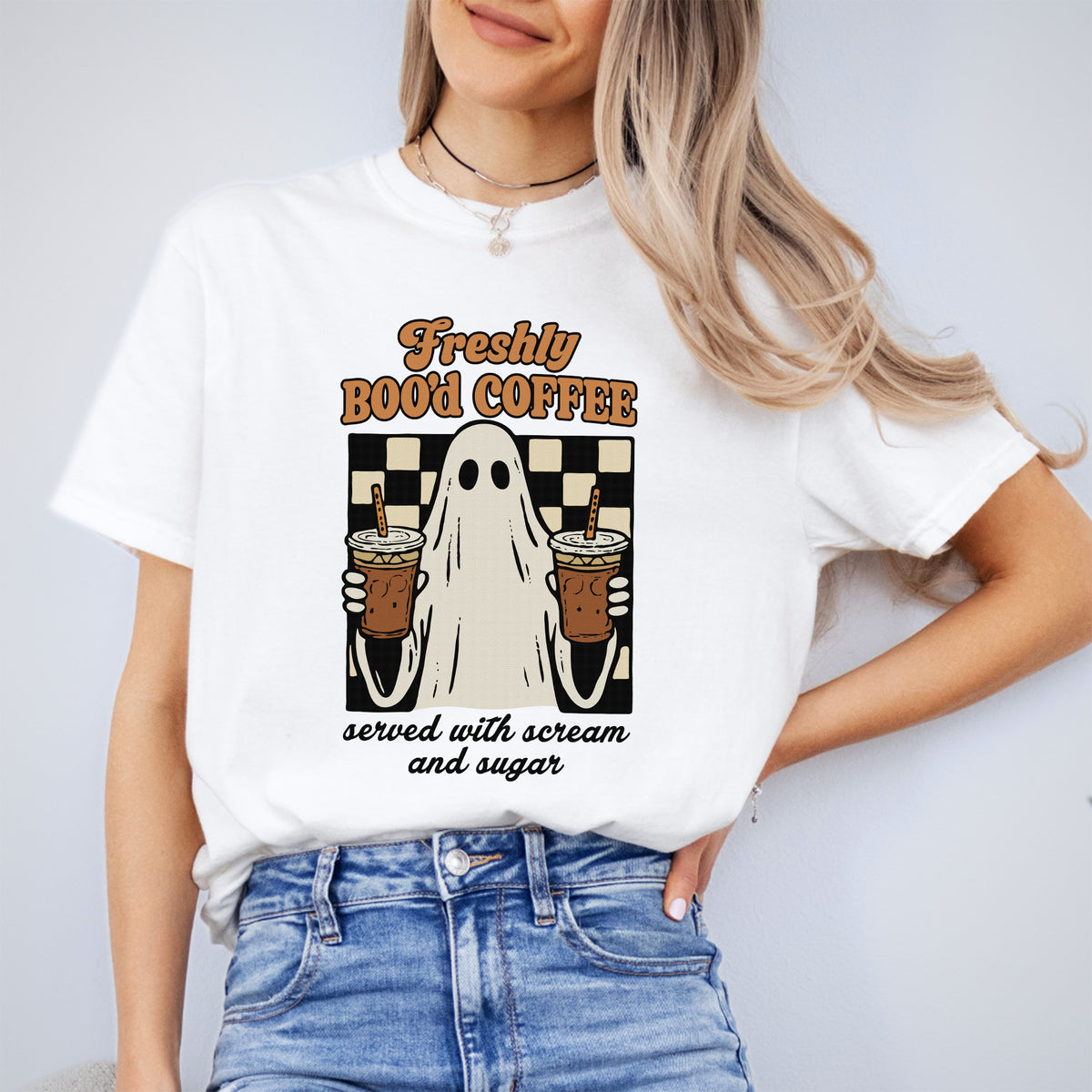 „Freshly Boo'd Coffee“ – Grafik-T-Shirt mit Eiskaffee-Motiv für die Gruselsaison