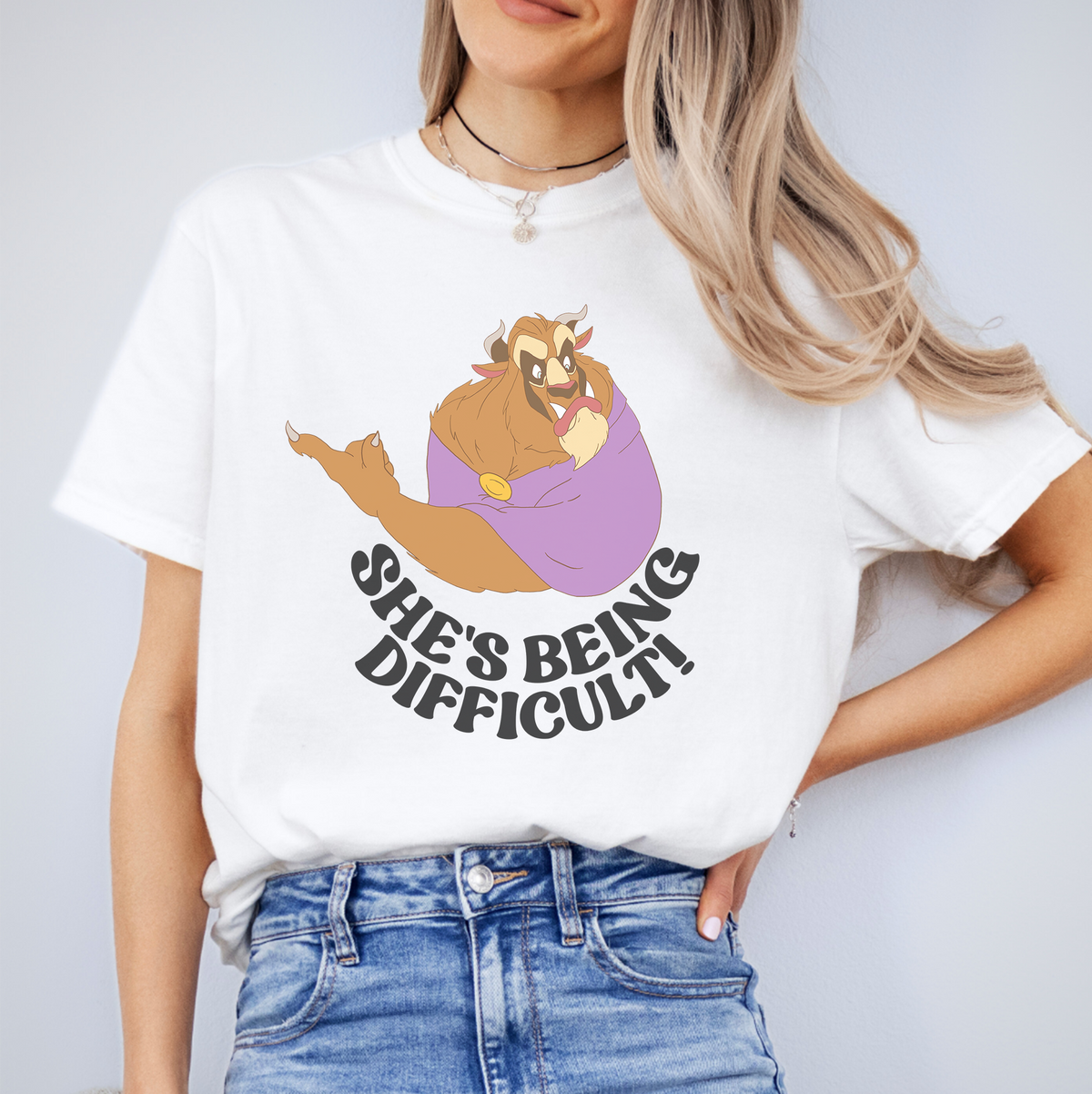 Freches lustiges T-Shirt mit Motiv – \„She's Being Difficult!\“