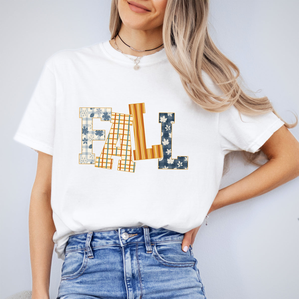 Herbstliches Grafik-Shirt mit Karomuster und „FALL“-Schriftzug