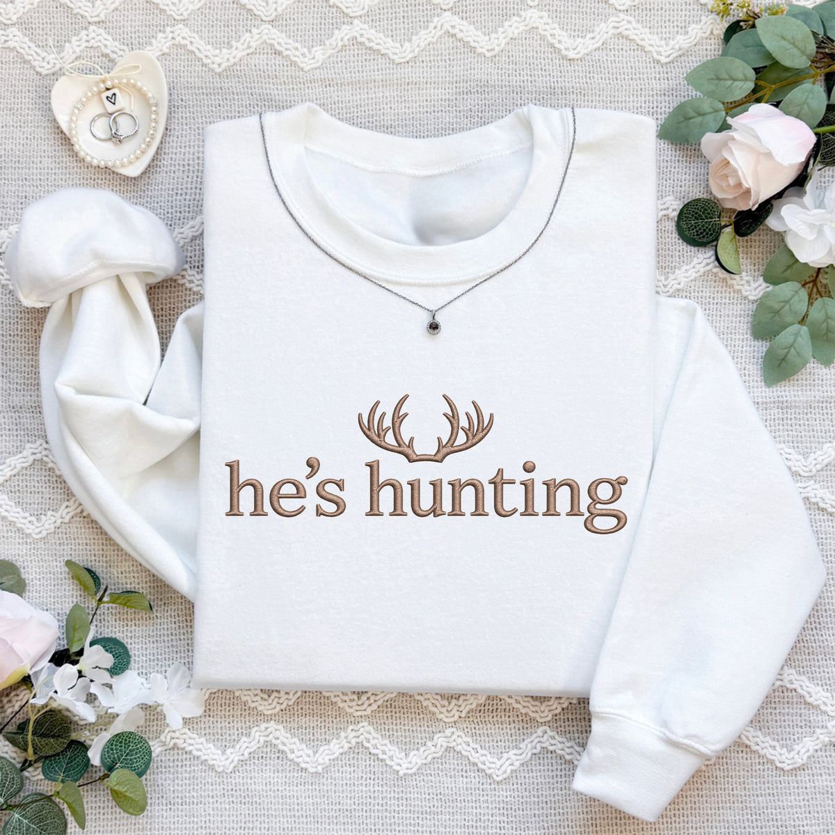 Besticktes Sweatshirt „He's Hunting“