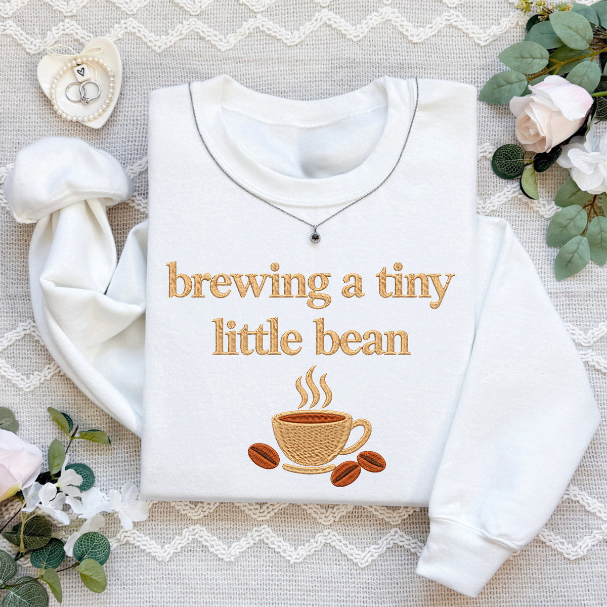 Sweatshirt mit gestickter kleiner Bohne beim Brauen