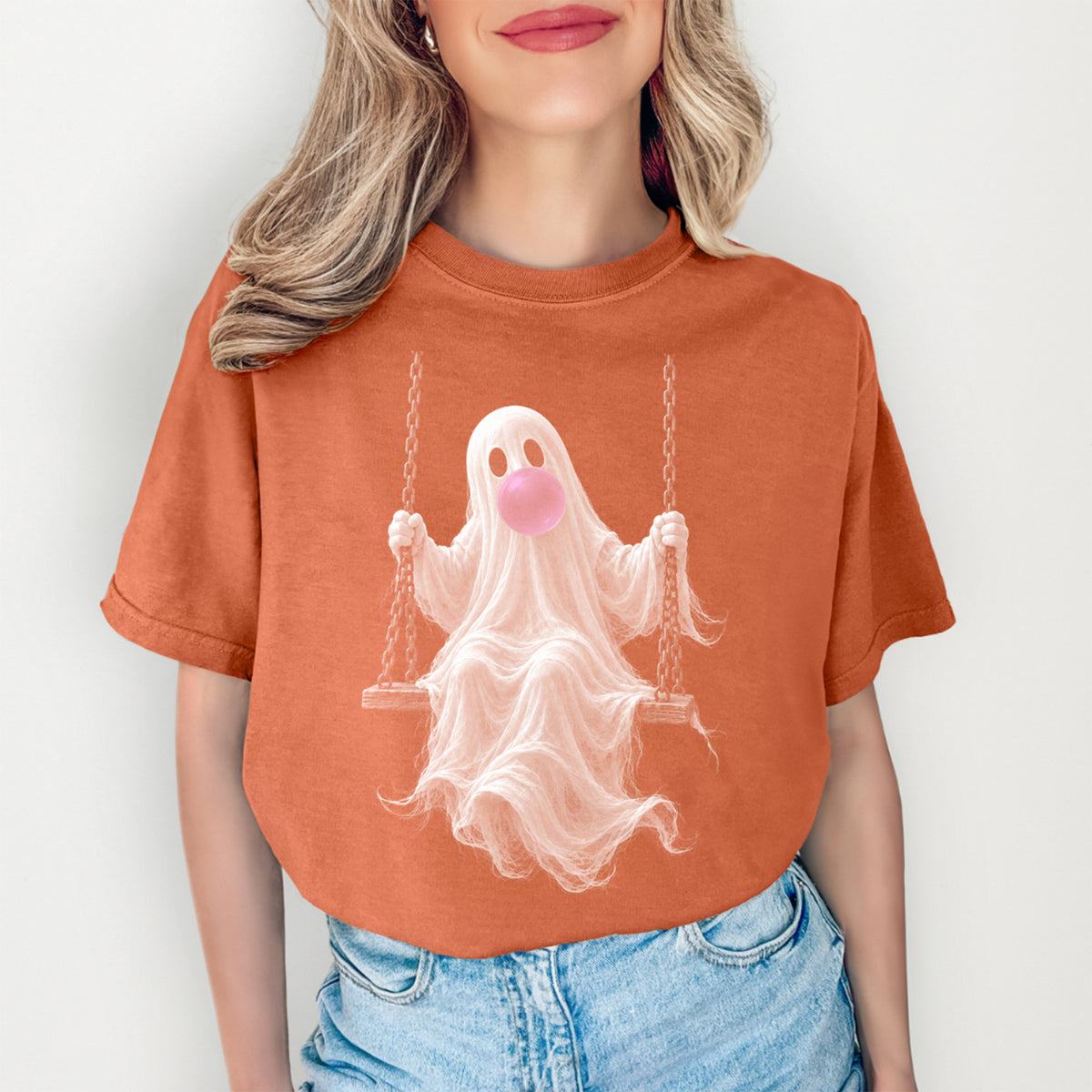 T-shirt graphique avec un adorable fantôme rose bonbon sur une balançoire – T-shirt automnal et spooky