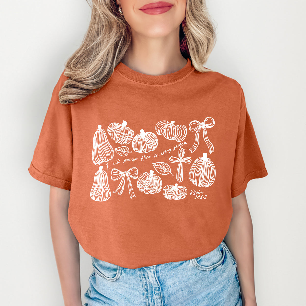 Christliches Grafikshirt mit Kürbis- und Schleifenmotiv – „I Will Praise Him In Every Season“