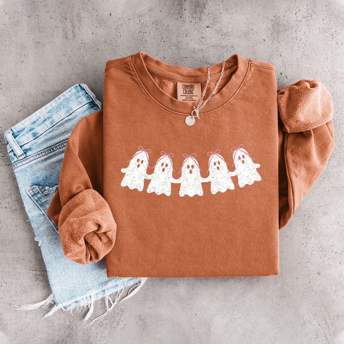 Sudadera polar de Halloween con fantasma y lazo rosa estilo coquette, inspirada en una muñeca de papel