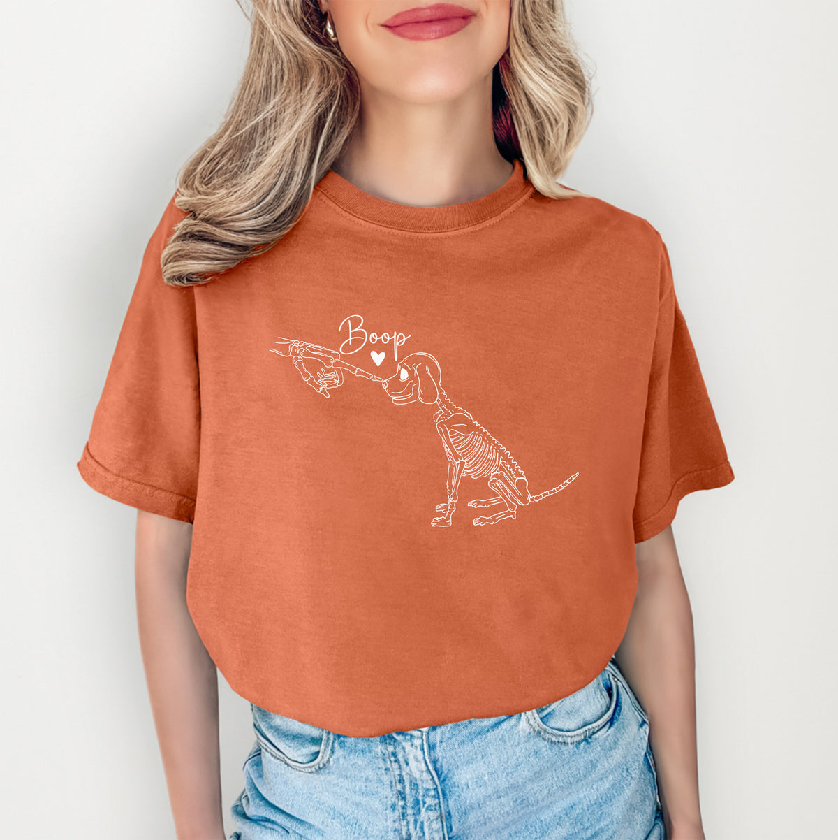 T-shirt « Toucher le nez du chien squelette »