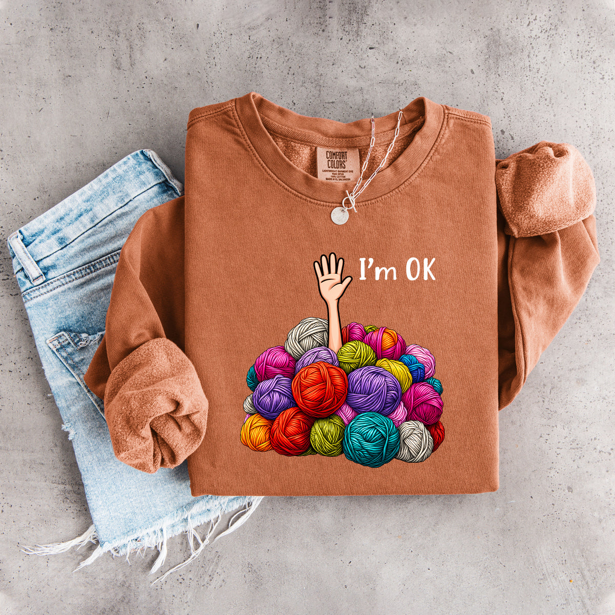 „Mir geht’s gut“ – humorvolles Sweatshirt für Strickfans mit Wollknäueln