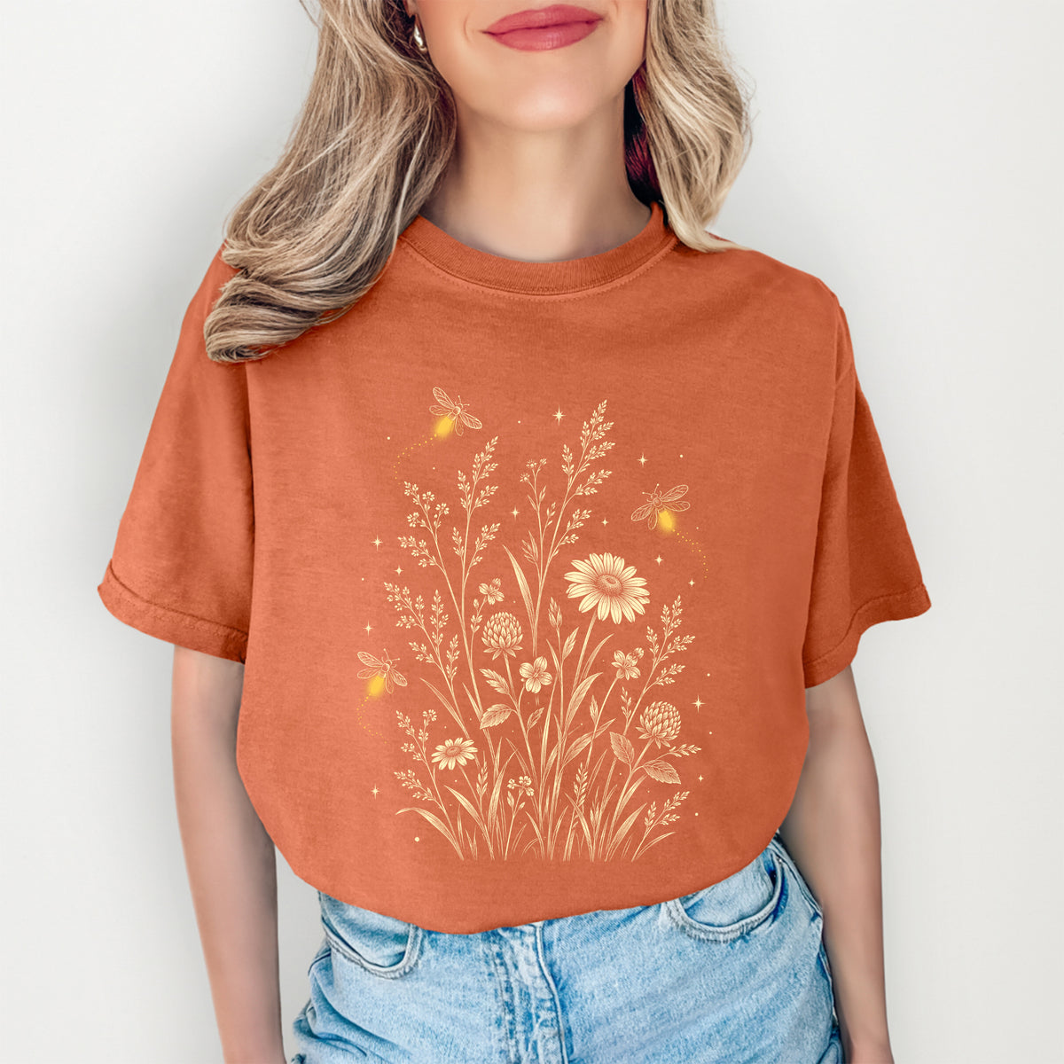 Botanisches Wildblumen-Glühwürmchen-Shirt – Florales Grafik-T-Shirt mit Sommerwiesenmotiv