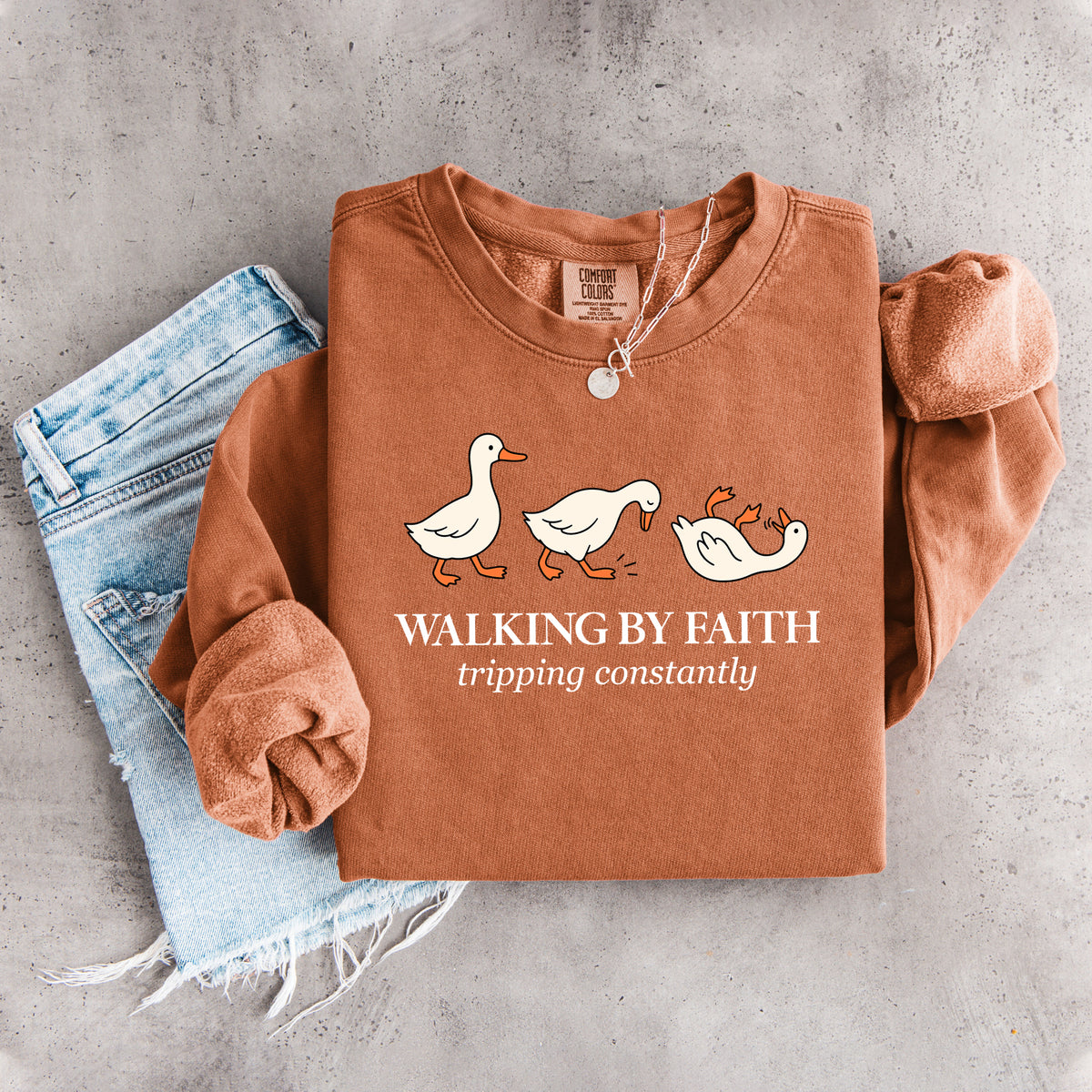 Sudadera «Camino por fe, tropiezo constantemente»