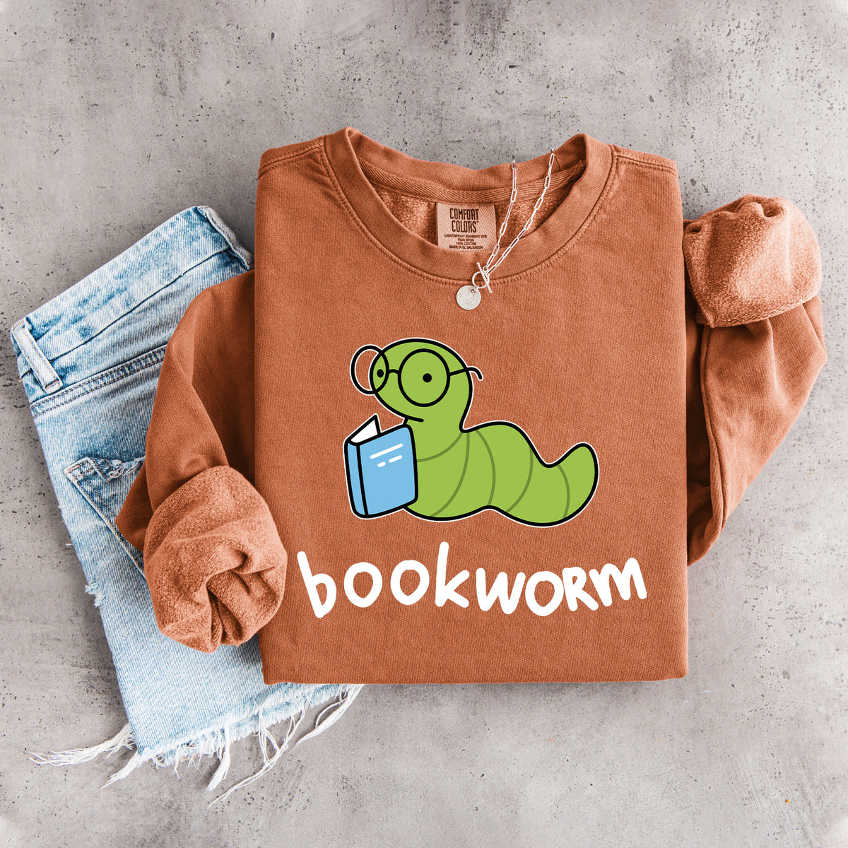 „Bookworm“ – niedliches Sweatshirt mit lesender Raupe als Motiv