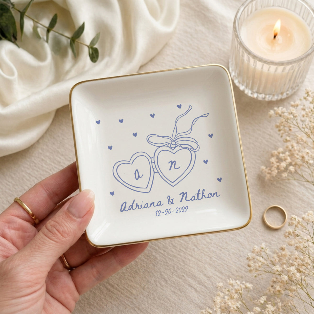 Platillo personalizado para anillos de compromiso con las iniciales de la pareja y la fecha