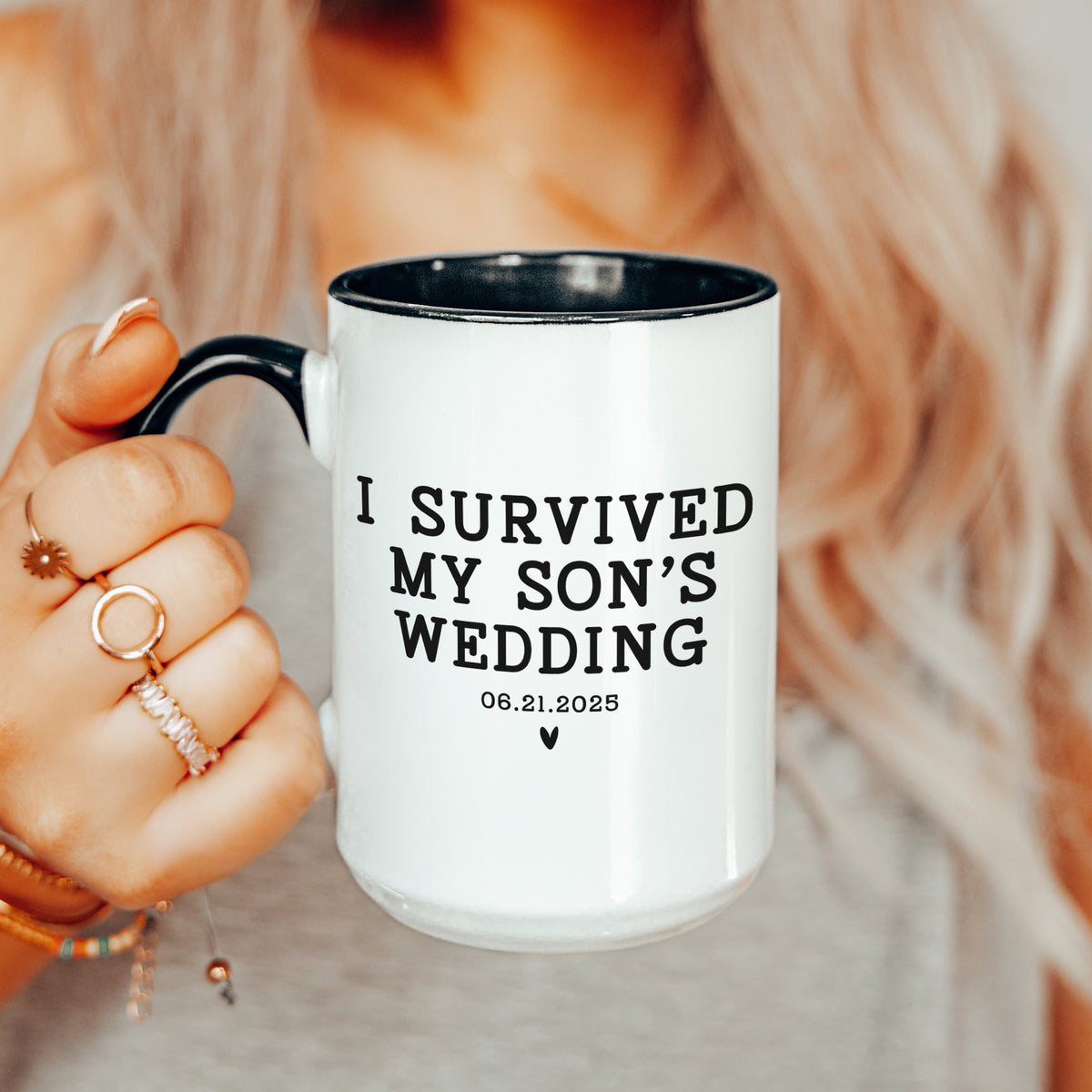 Taza personalizada «Sobreviví a la boda de mi hijo»