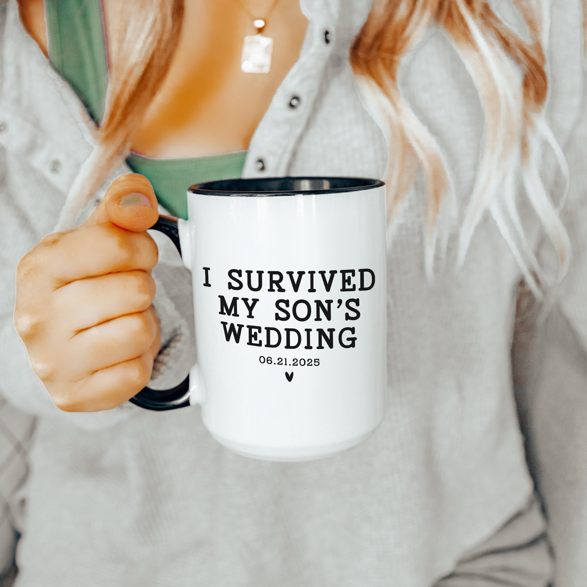 Taza personalizada «Sobreviví a la boda de mi hijo»