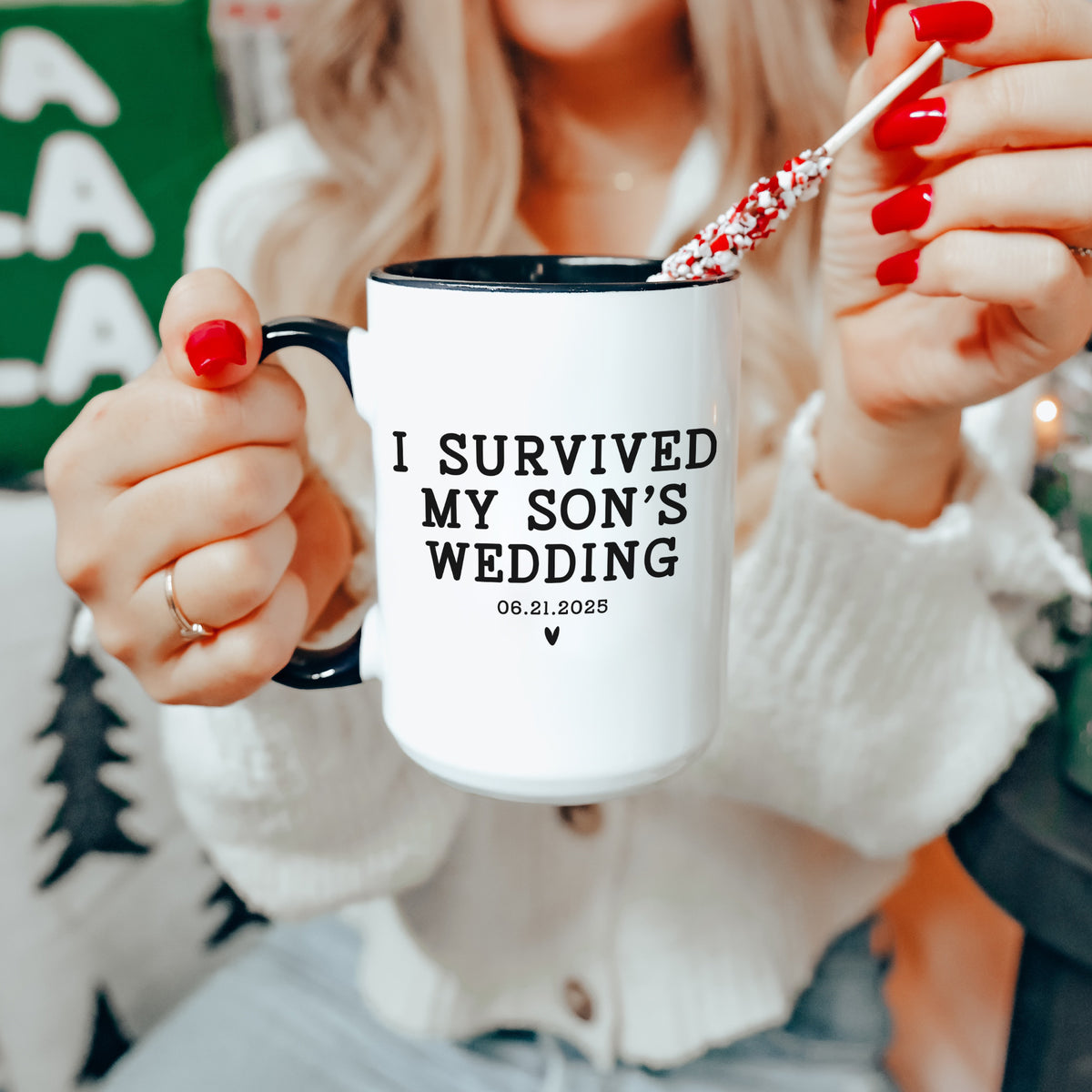 Taza personalizada «Sobreviví a la boda de mi hijo»
