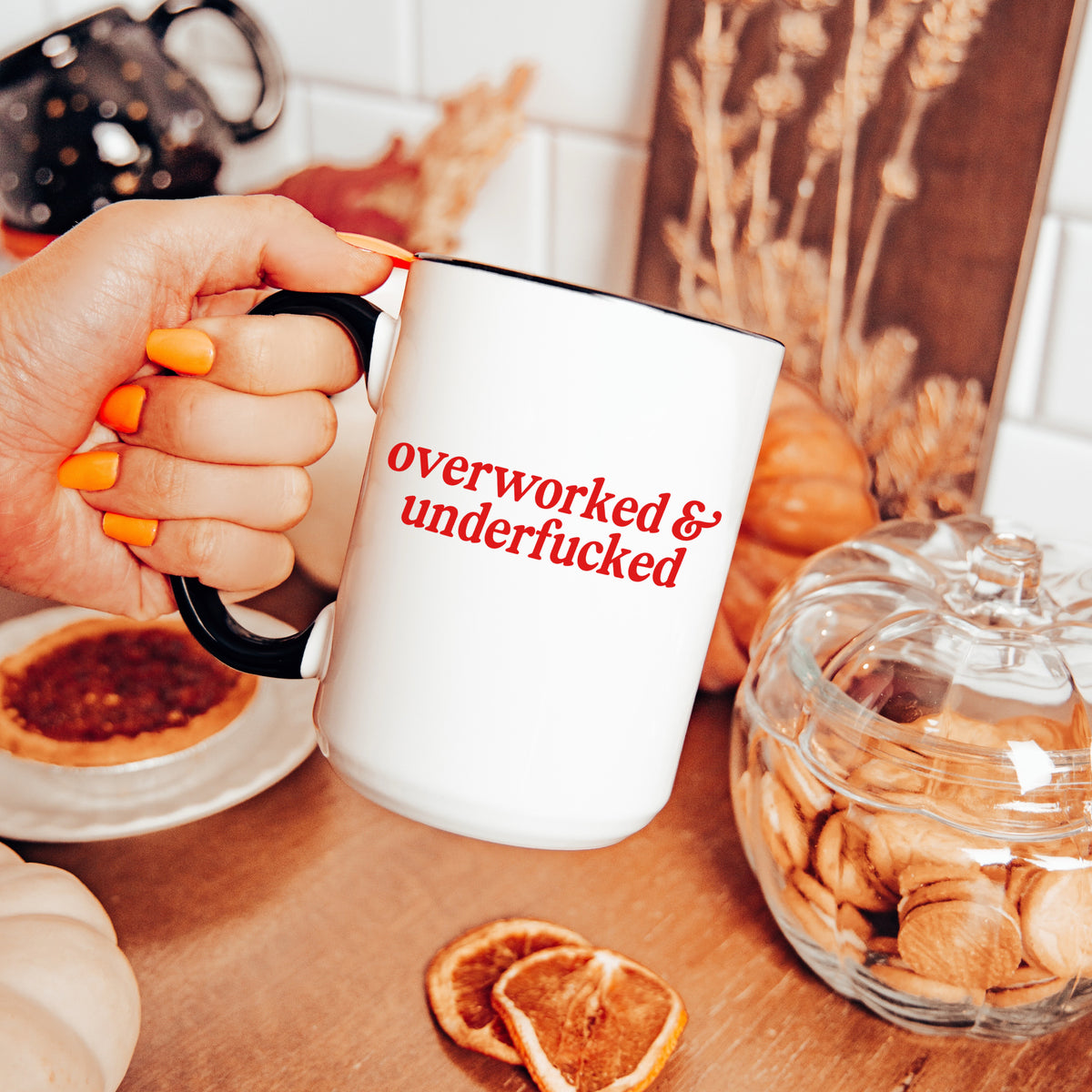 Tasse „Überarbeitet & untervögelt“