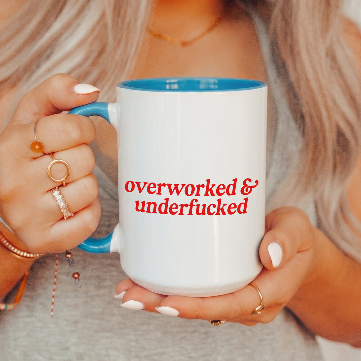 Tasse „Überarbeitet & untervögelt“