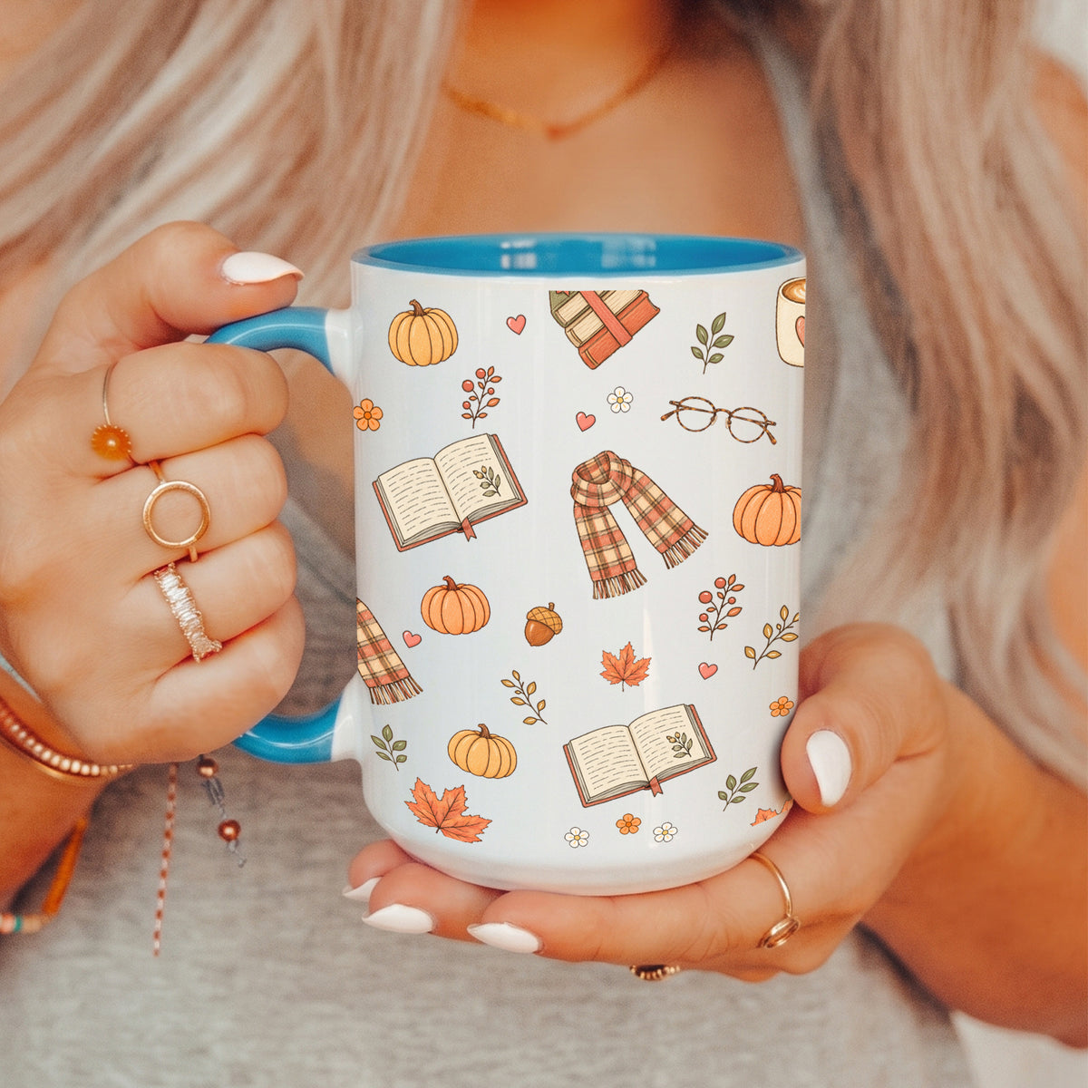Gemütliche Kaffeetasse im Cottagecore-Stil mit kleinem Herbstmuster – „Gemütlicher Herbst“