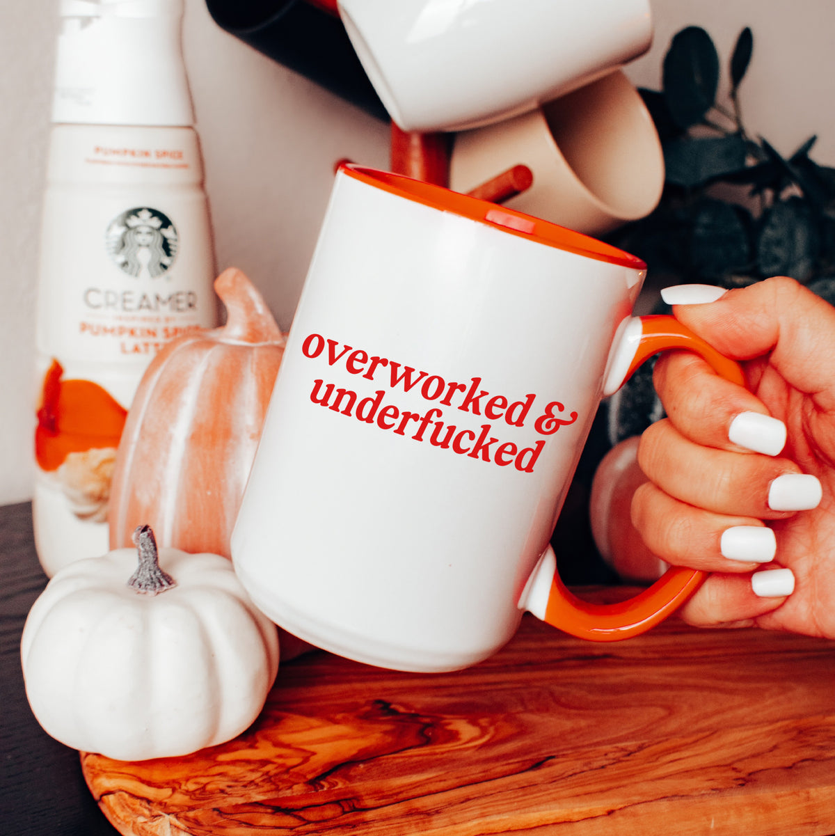 Tasse „Überarbeitet & untervögelt“