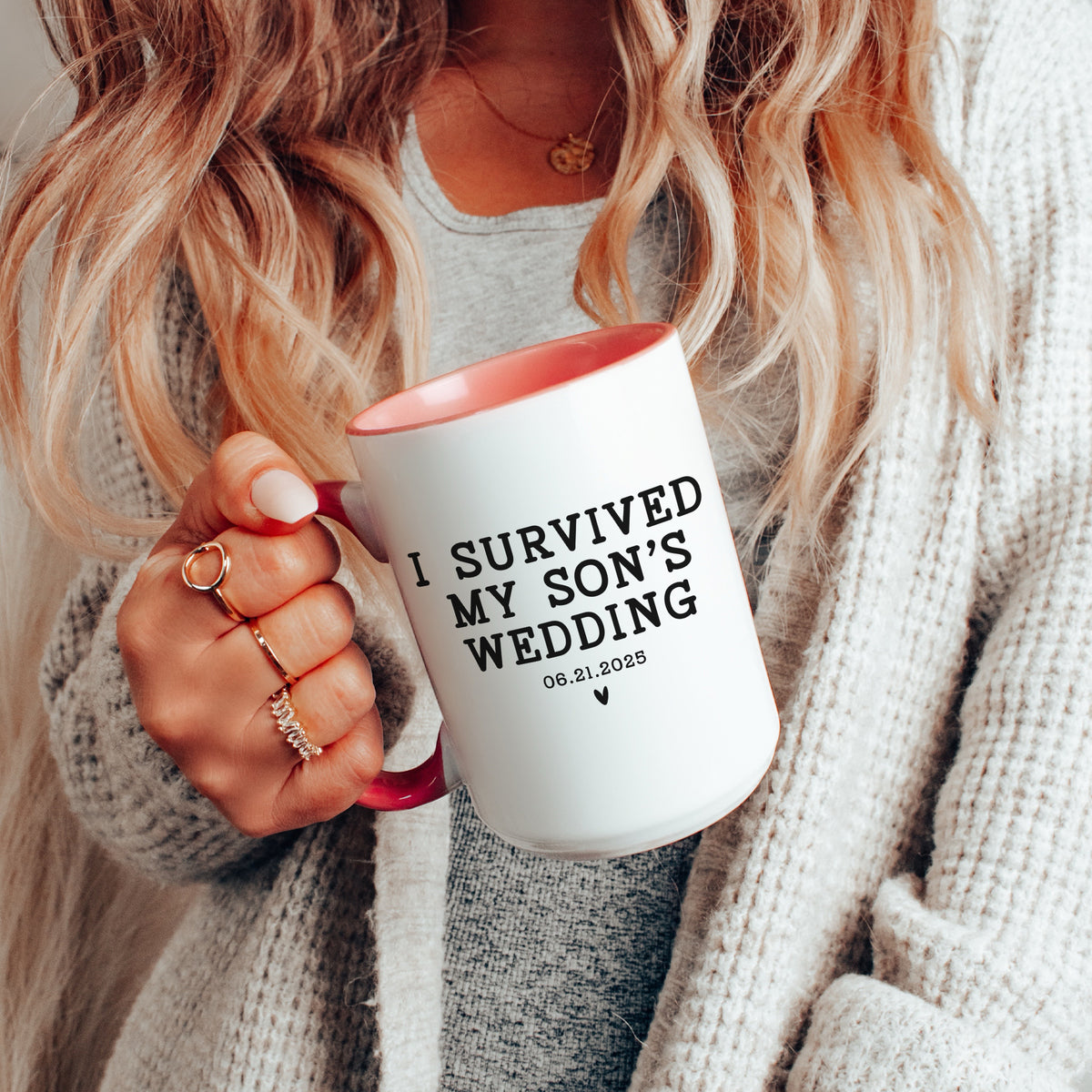 Taza personalizada «Sobreviví a la boda de mi hijo»