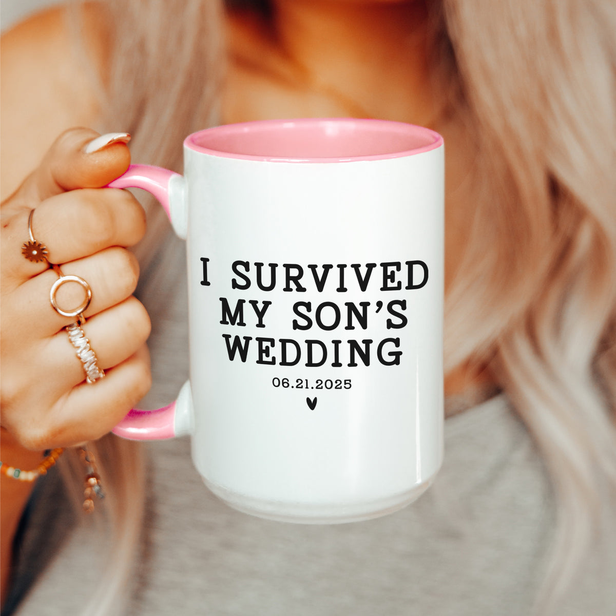Taza personalizada «Sobreviví a la boda de mi hijo»