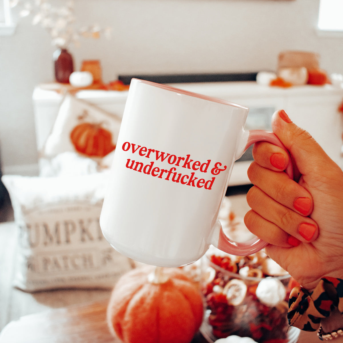 Tasse „Überarbeitet & untervögelt“