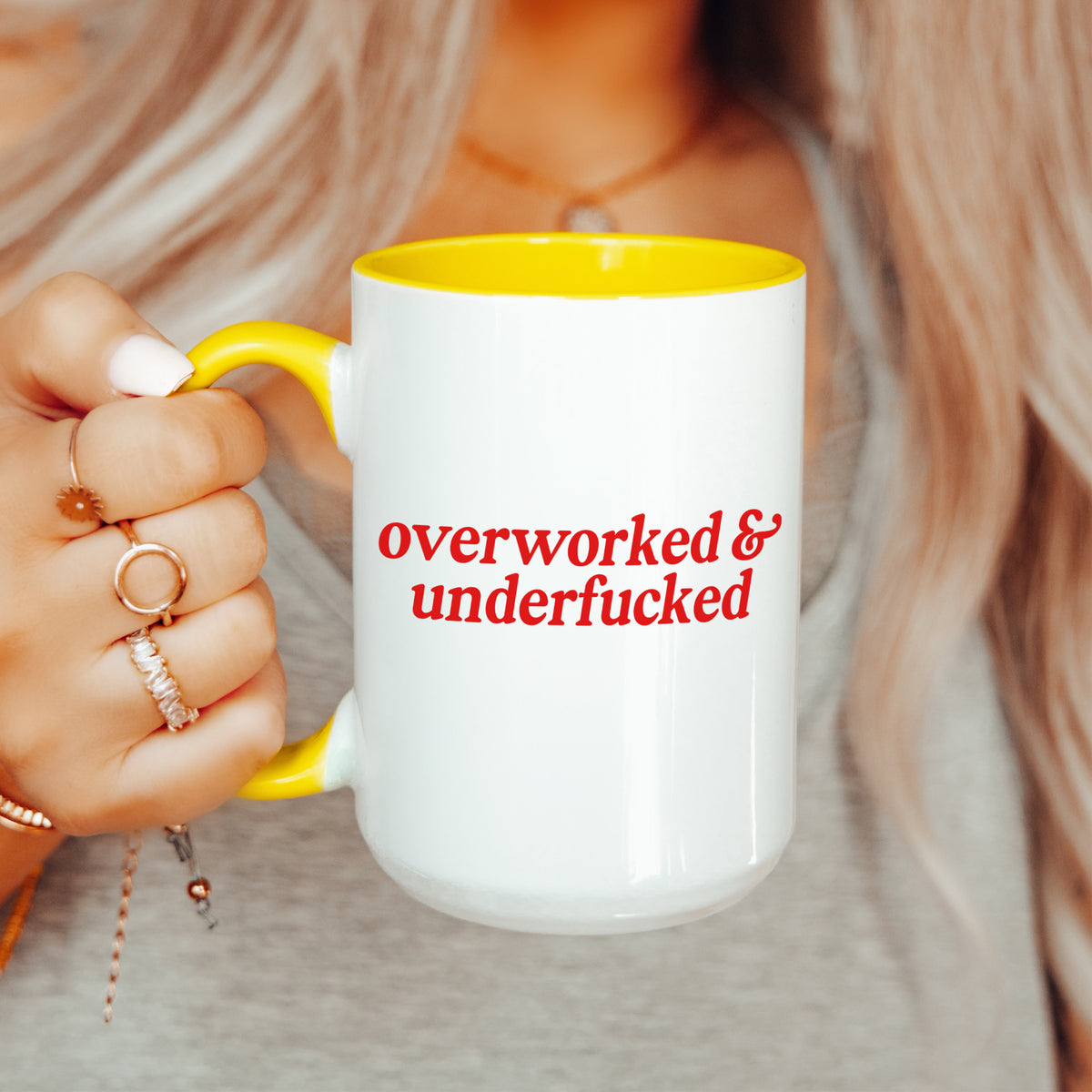 Tasse „Überarbeitet & untervögelt“