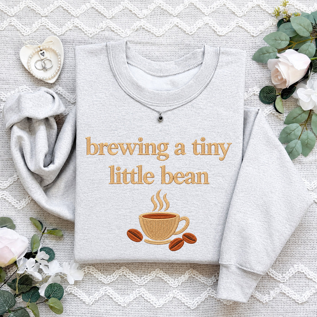 Sweatshirt mit gestickter kleiner Bohne beim Brauen