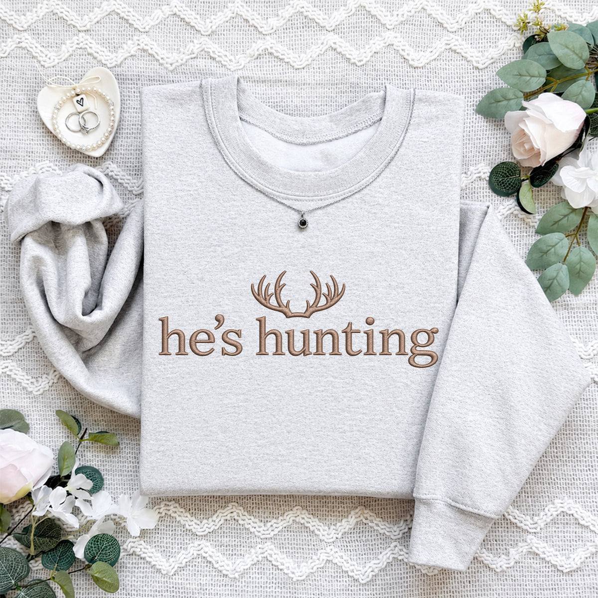 Besticktes Sweatshirt „He's Hunting“