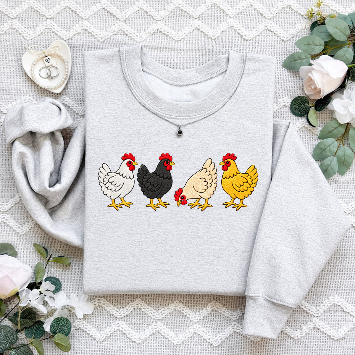 Besticktes Rundhalssweatshirt im Landhaus-Cottagecore-Stil – „Besticktes Huhn“