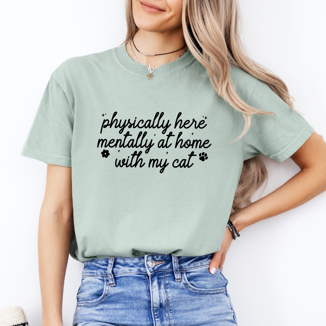 Camiseta «Físicamente aquí, mentalmente en casa con mi gato»