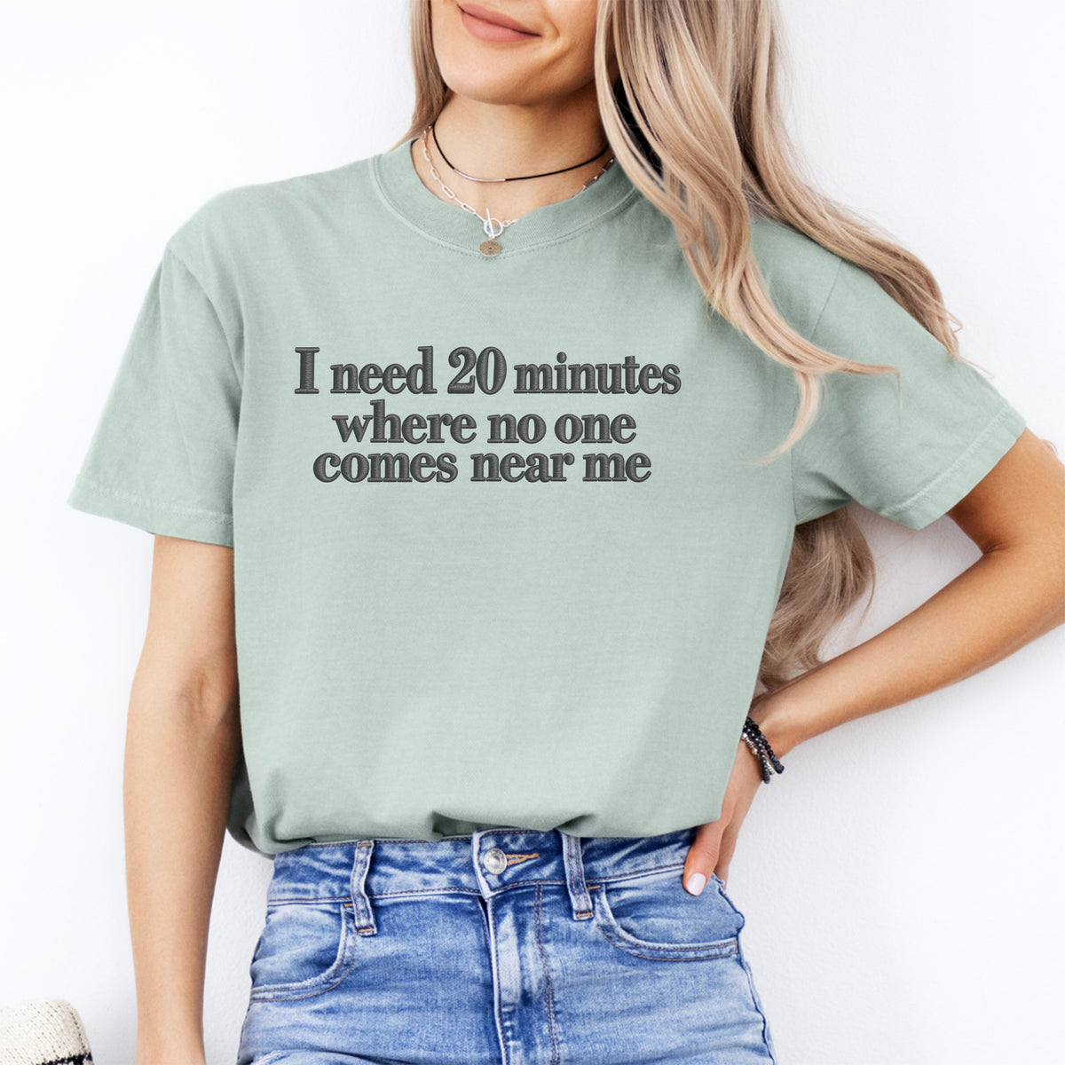 T-shirt brodé « J’ai besoin de 20 minutes sans que personne ne m’approche »