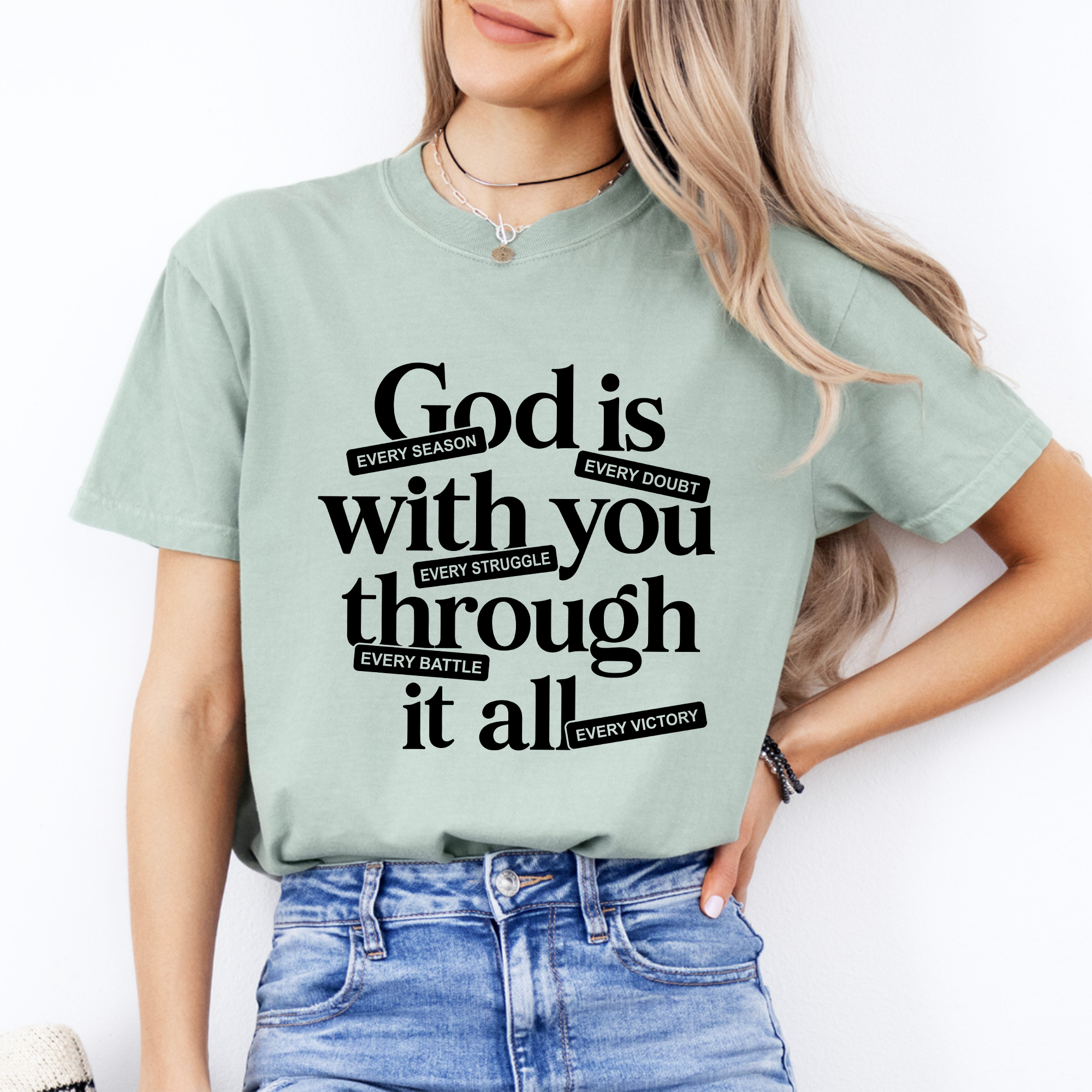 T-shirt « Dieu est avec toi à travers tout »