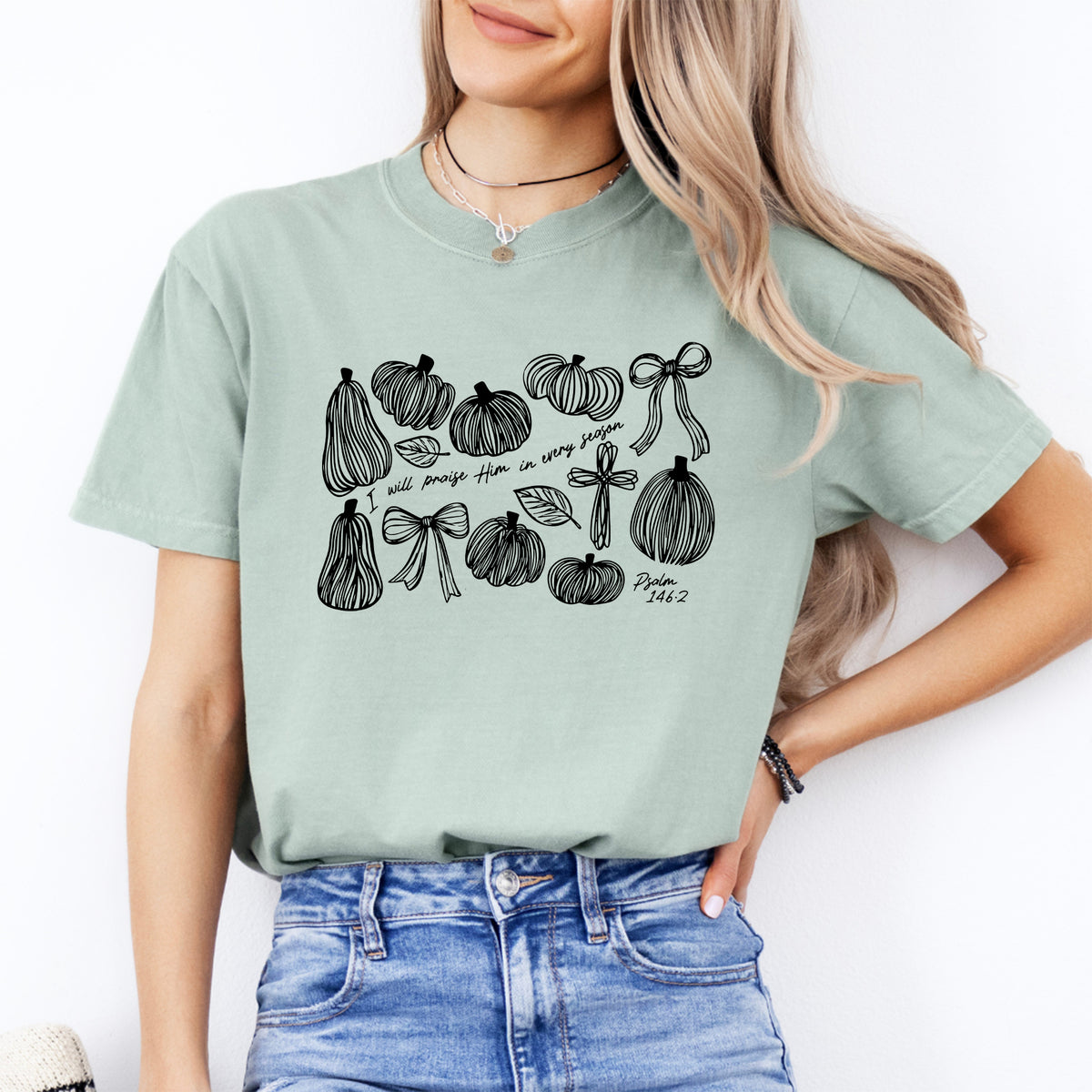 Christliches Grafikshirt mit Kürbis- und Schleifenmotiv – „I Will Praise Him In Every Season“