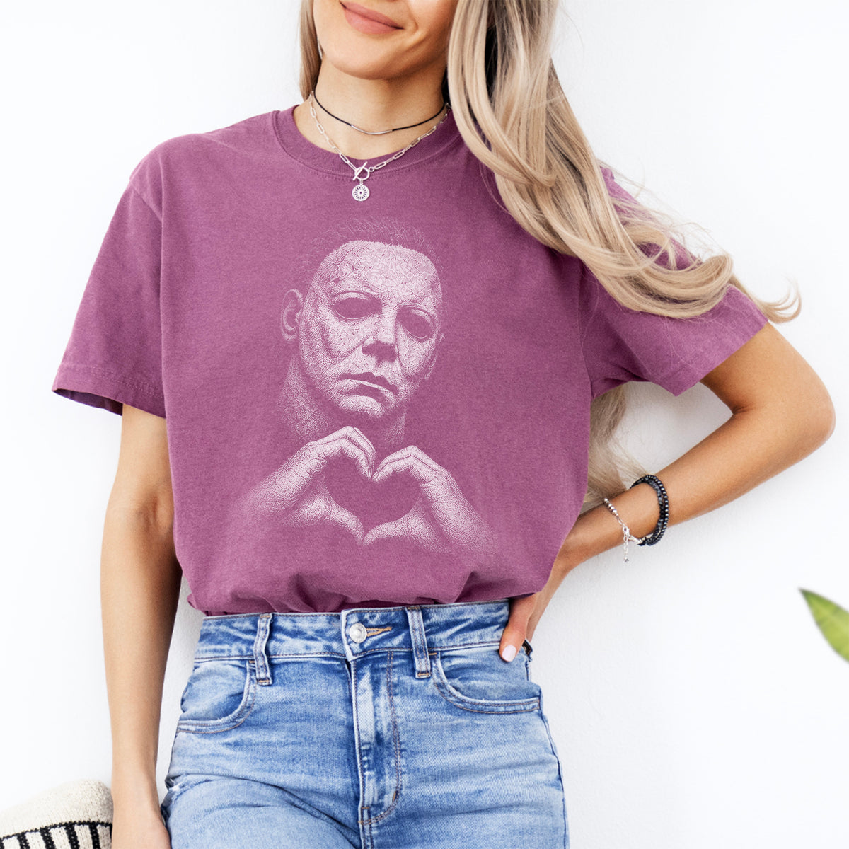 T-shirt graphique vintage avec mains formant un cœur et tueur en série – T-shirt décontracté parodiant l’horreur