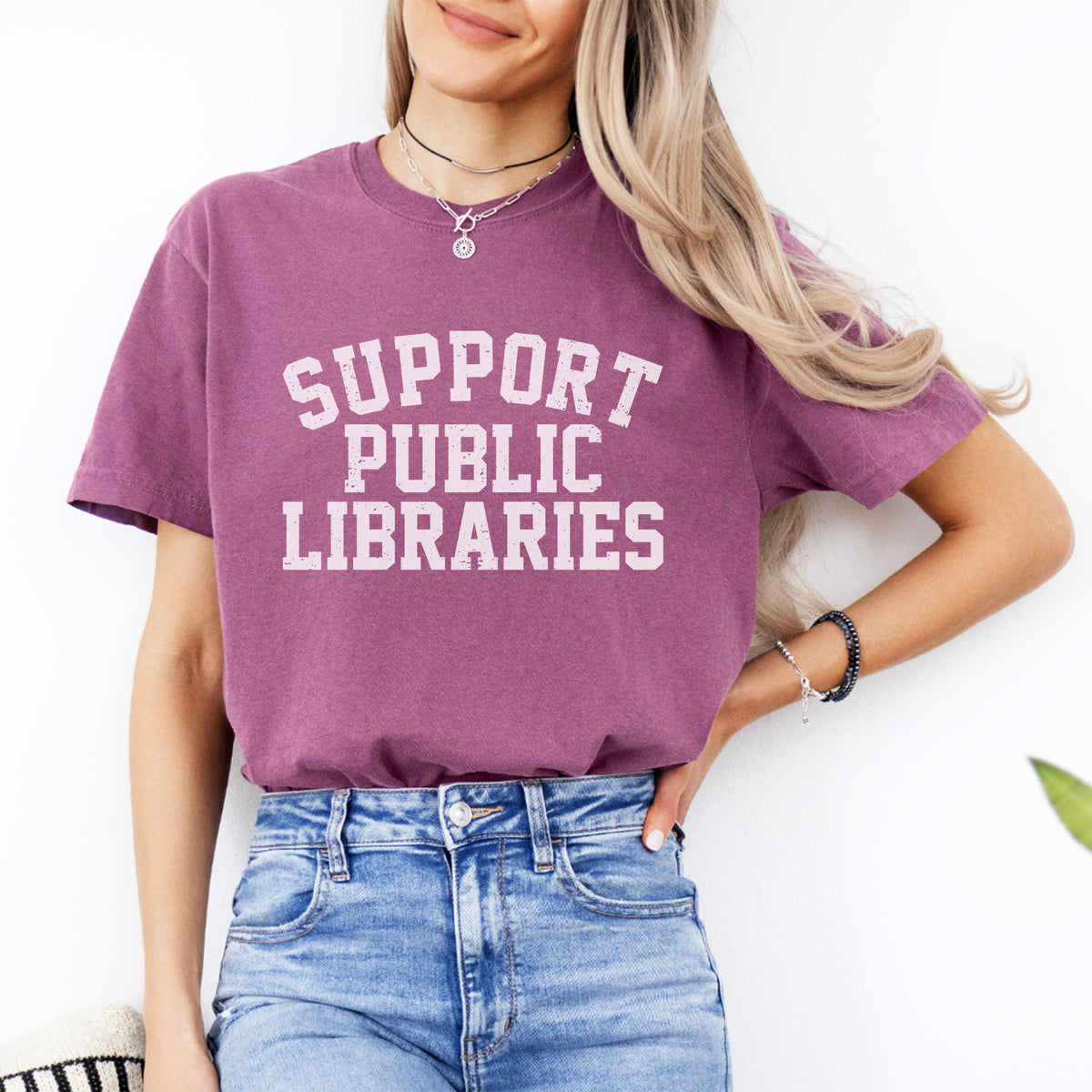 Print-T-Shirt für Bibliothekarinnen und Buchliebhaber – \"Unterstützt öffentliche Bibliotheken\"