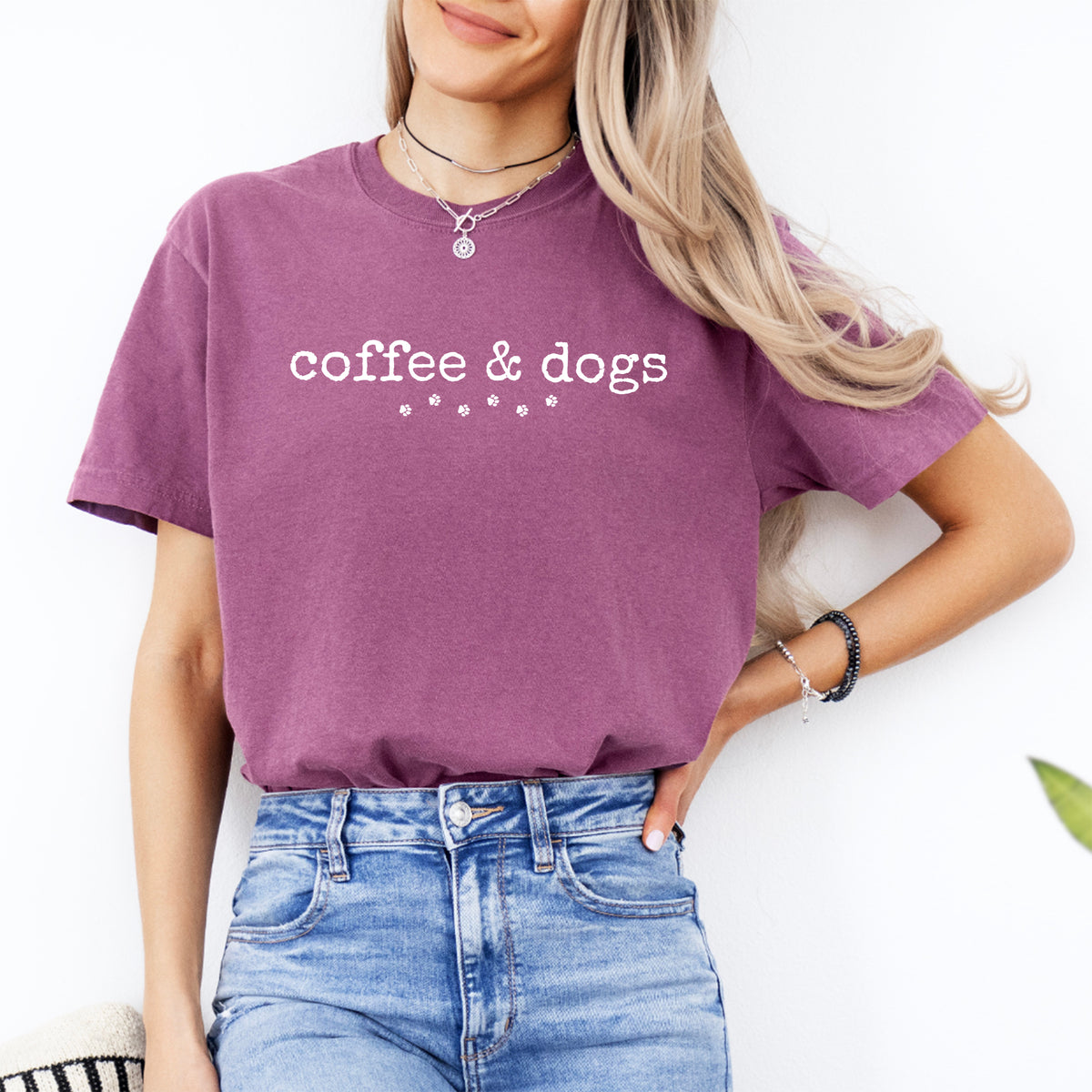 Minimalistisches „coffee & dogs“-Shirt mit Pfotenabdruck-Grafik – T-Shirt für Hundemamas