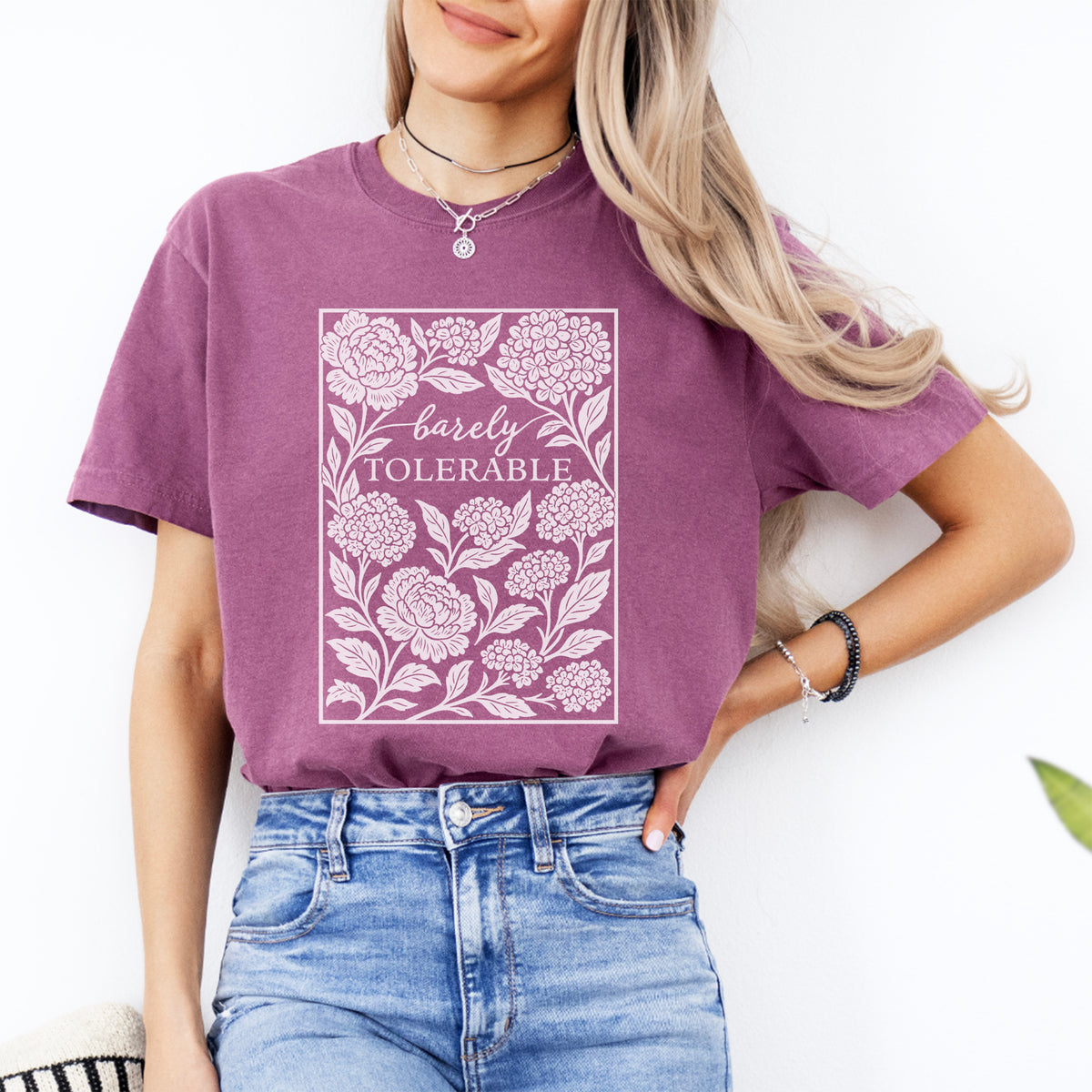 „Barely Tolerable“ – Literarisch-sarkastisches Shirt mit Buchliebhaber-Motiv