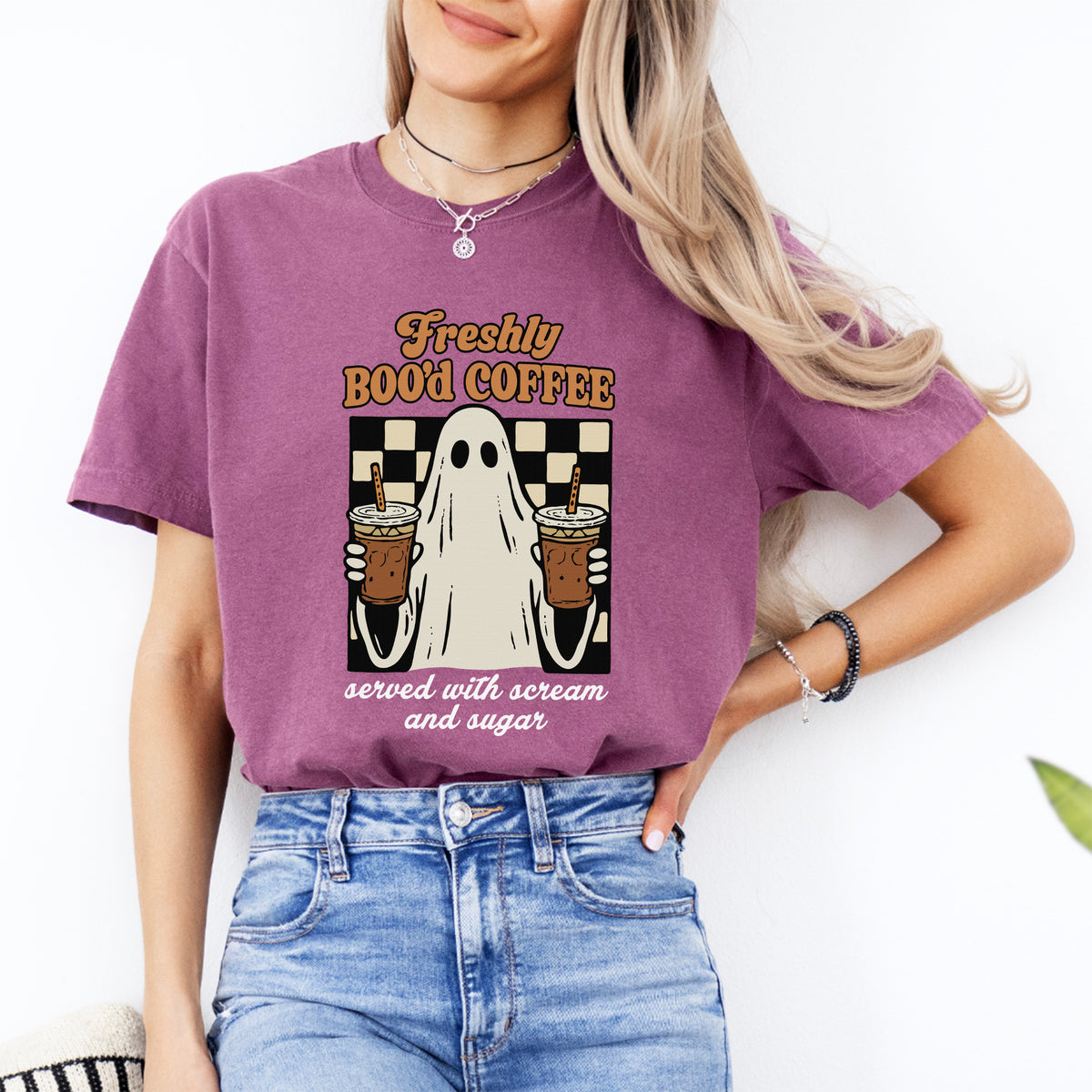 „Freshly Boo'd Coffee“ – Grafik-T-Shirt mit Eiskaffee-Motiv für die Gruselsaison