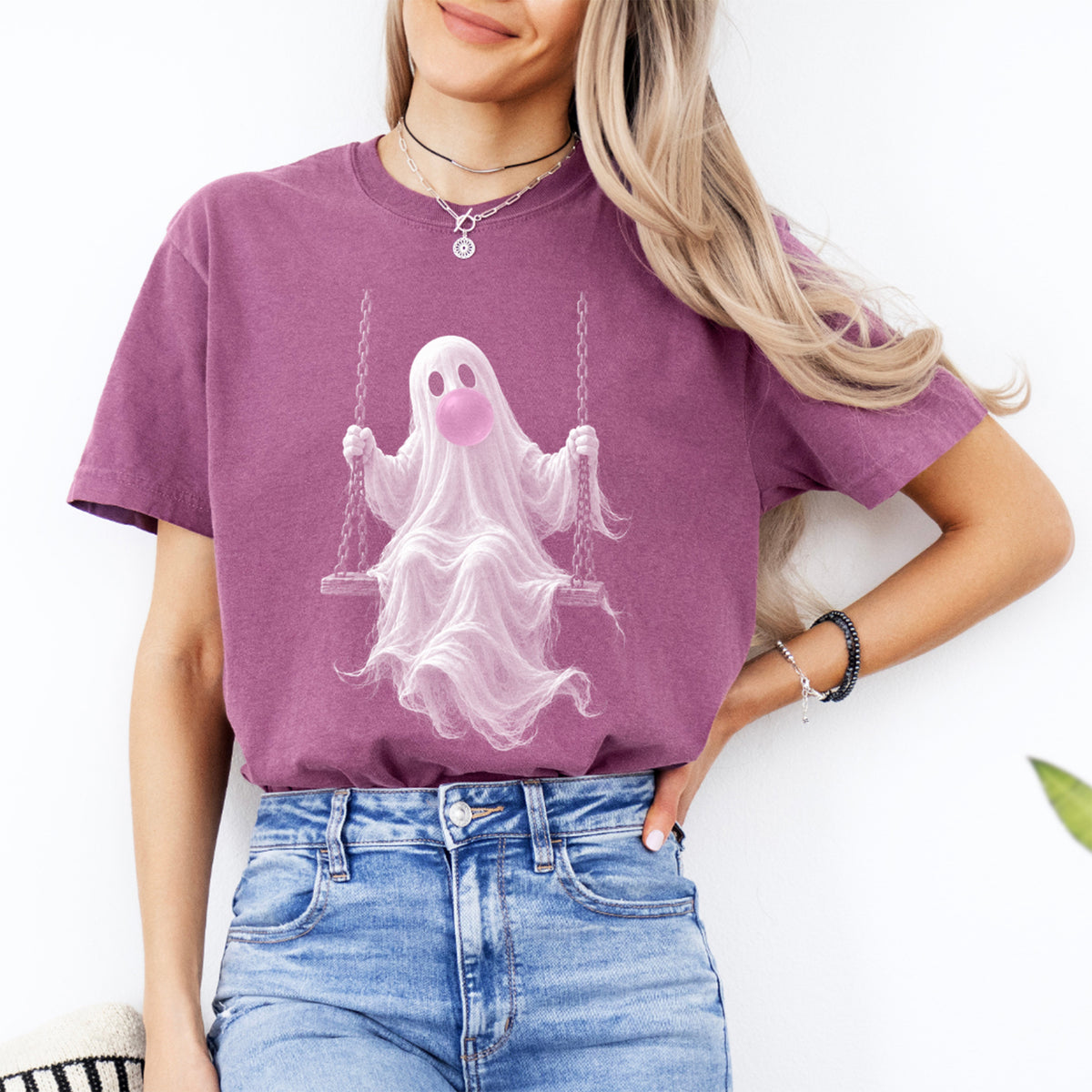 T-shirt graphique avec un adorable fantôme rose bonbon sur une balançoire – T-shirt automnal et spooky