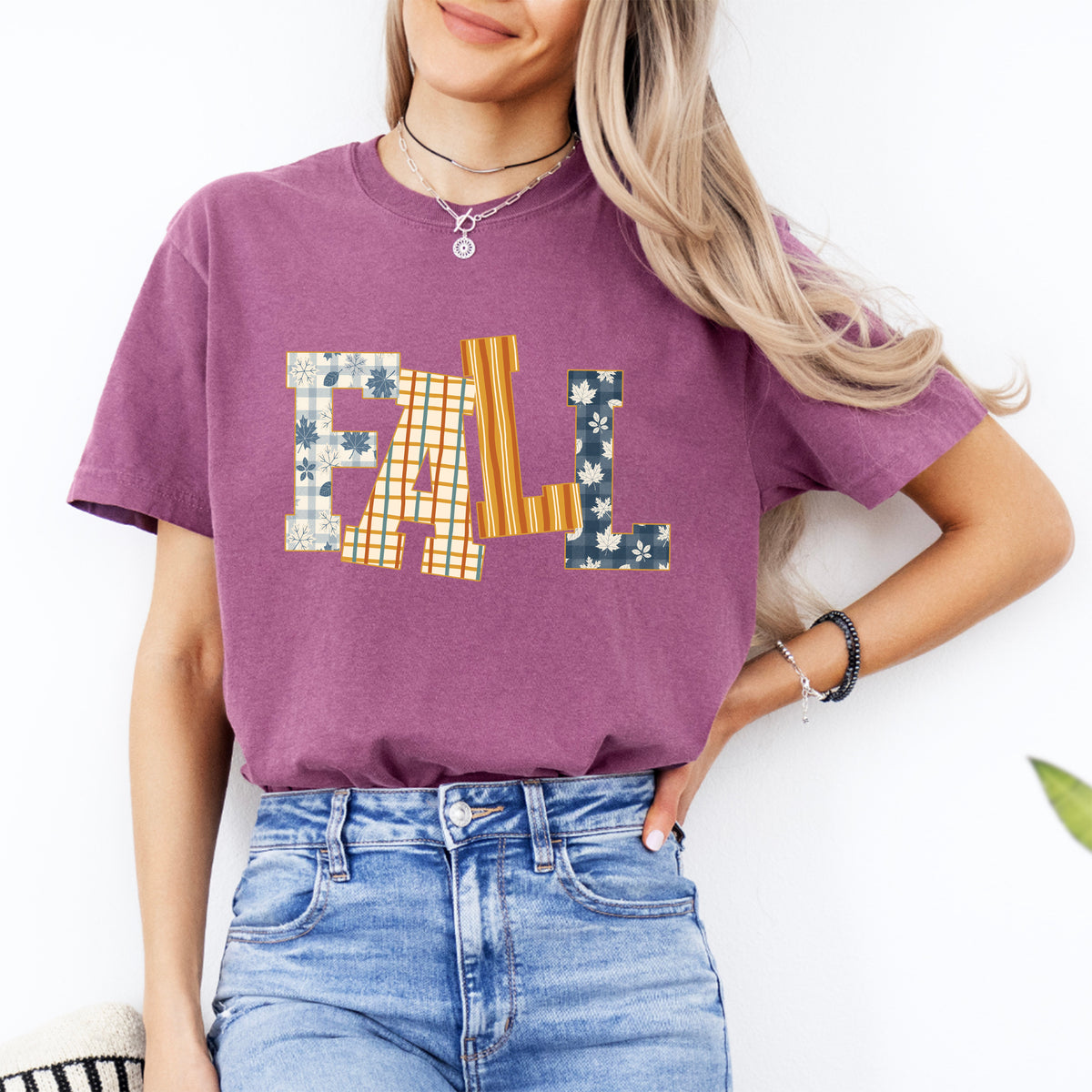 Herbstliches Grafik-Shirt mit Karomuster und „FALL“-Schriftzug