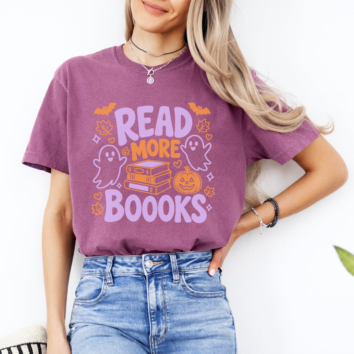 Camiseta gráfica tierna de fantasma para amantes de los libros – \"Read More Boooks\"