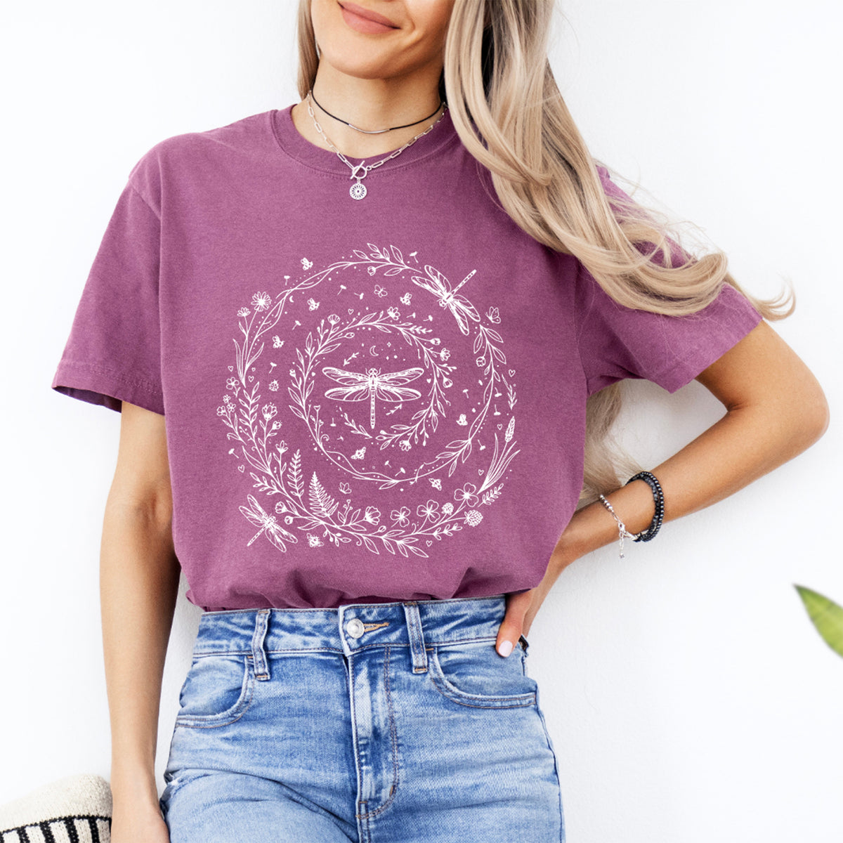 Grafik-Oberteil mit botanischem Libellenkranz – Shirt für Naturliebhaber